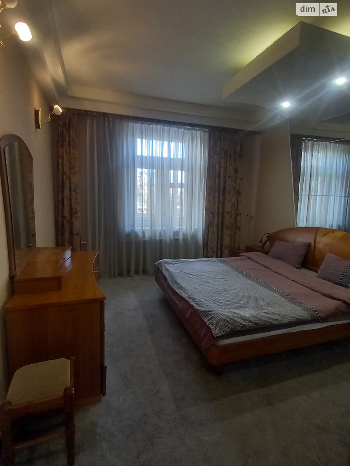 трехкомнатная квартира в Харькове, район Центр, на просп. Героев Харькова 27/1 в аренду на короткий срок посуточно фото 1