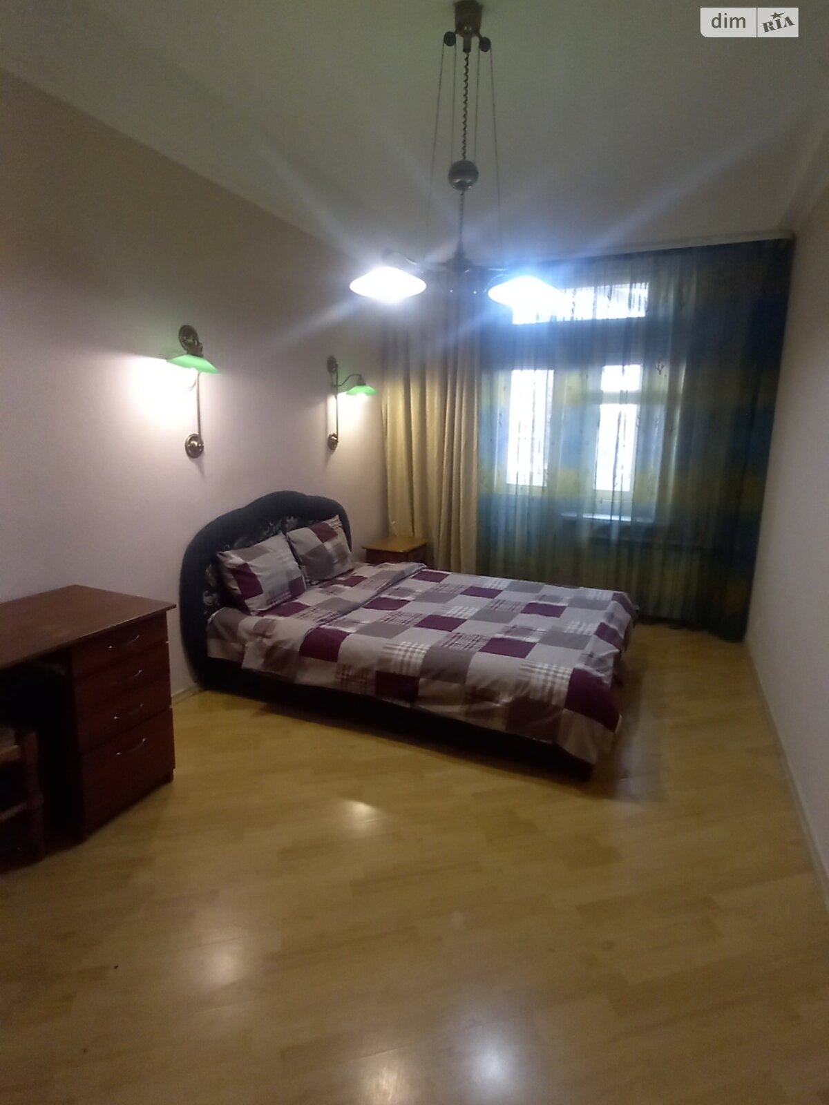 трехкомнатная квартира в Харькове, район Центр, на просп. Героев Харькова 27/1 в аренду на короткий срок посуточно фото 1