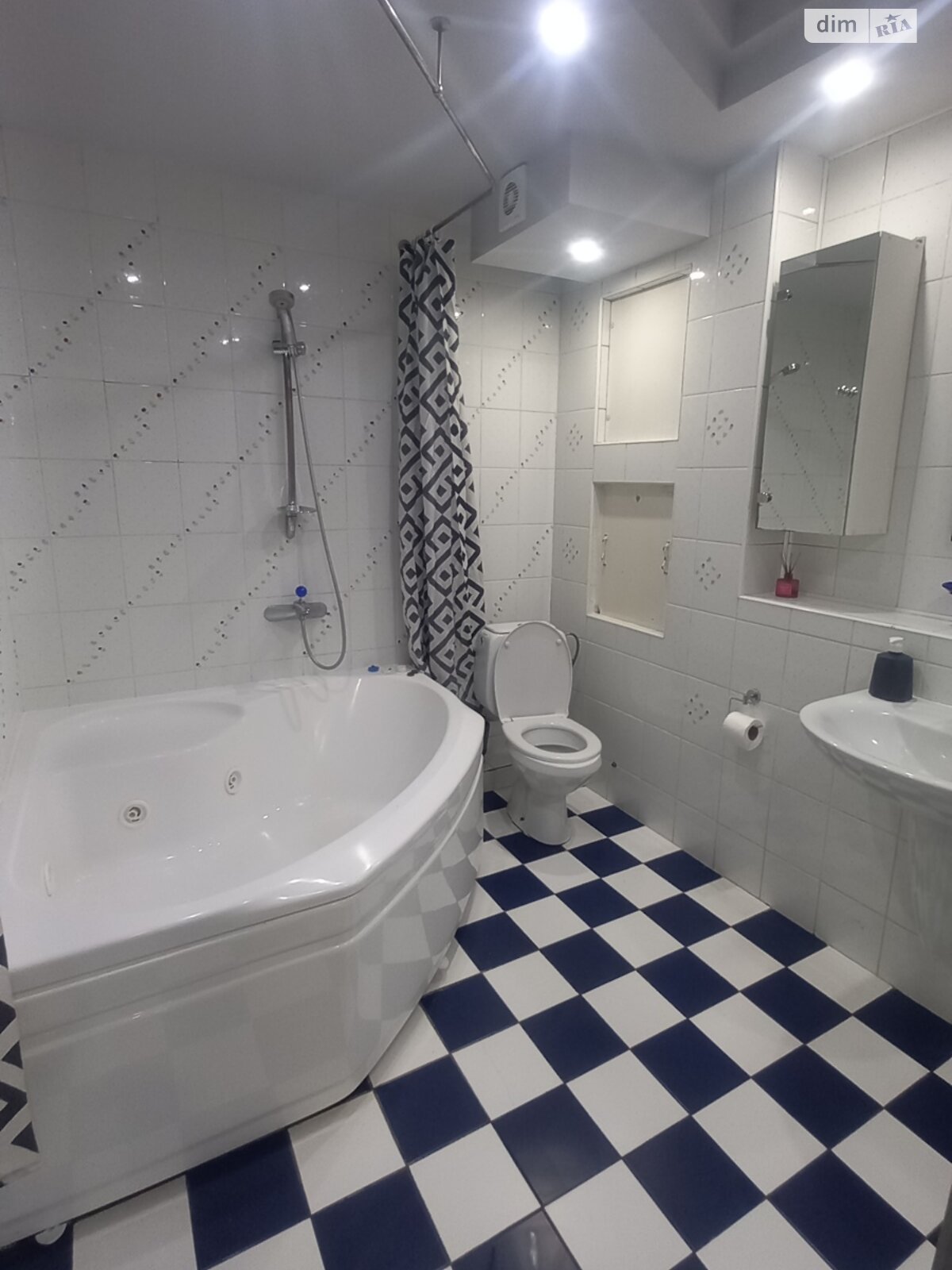 трехкомнатная квартира в Харькове, район Центр, на просп. Героев Харькова 27/1 в аренду на короткий срок посуточно фото 1