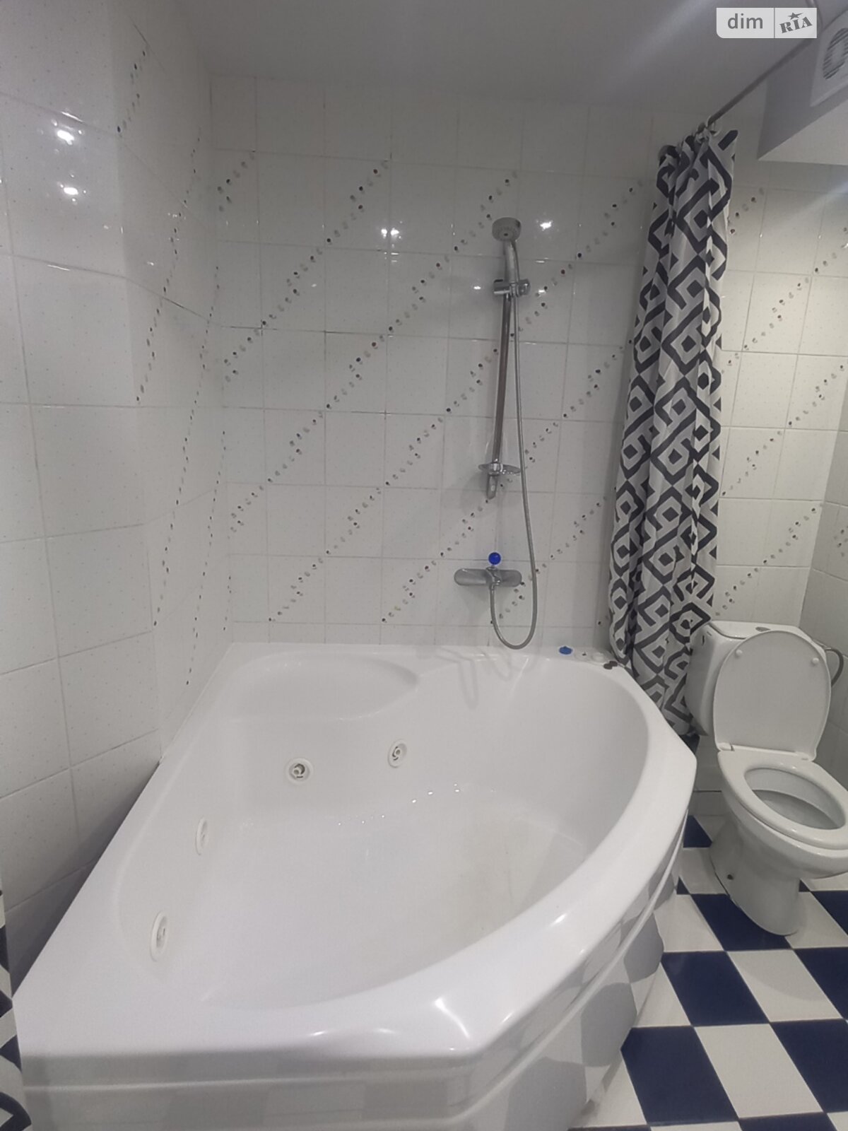 трехкомнатная квартира в Харькове, район Центр, на просп. Героев Харькова 27/1 в аренду на короткий срок посуточно фото 1