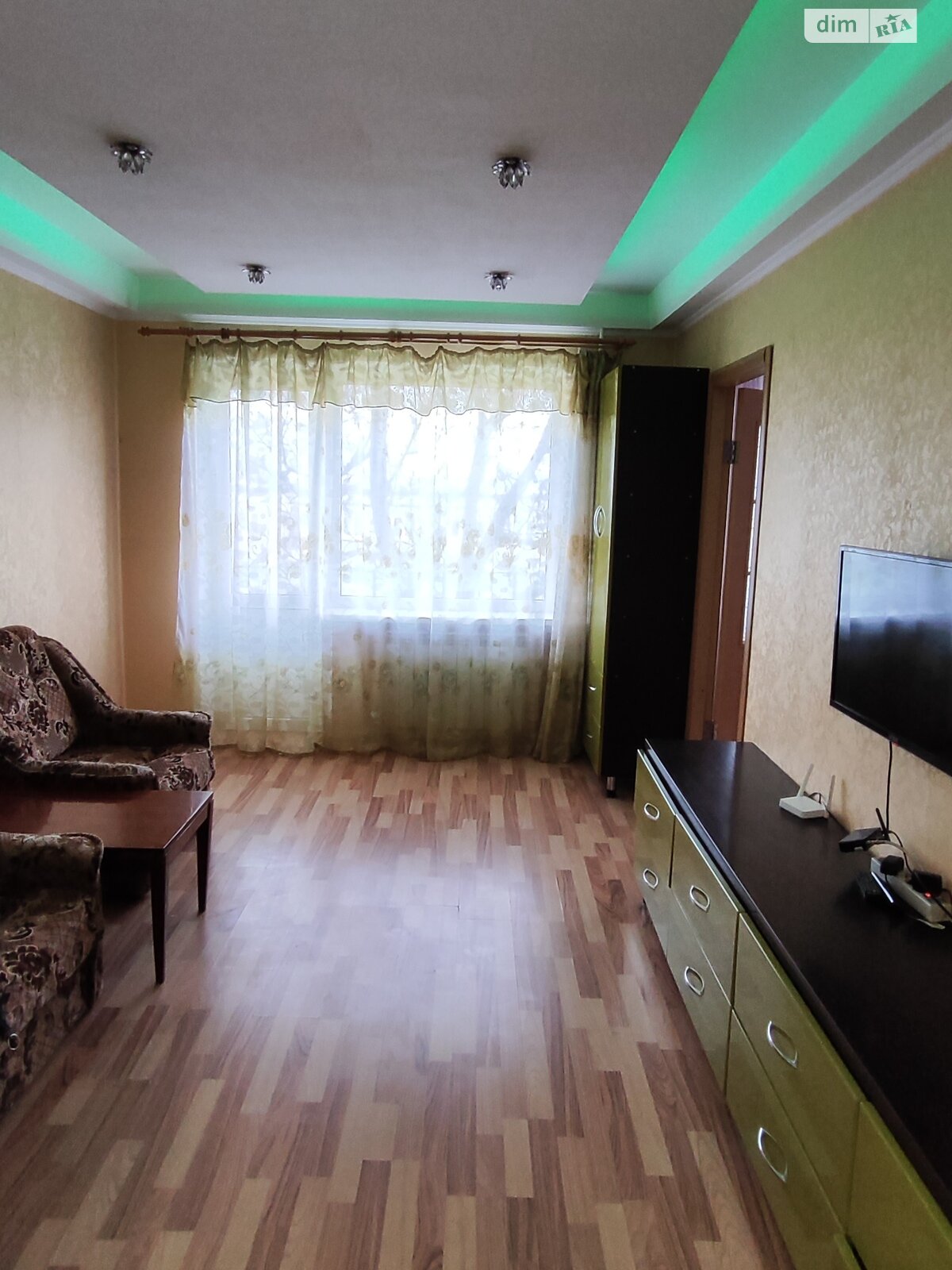 трехкомнатная квартира в Каменском, на ул. Евгения Мельникова в аренду на короткий срок посуточно фото 1