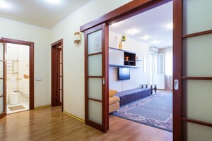 однокімнатна квартира в Києві, район Дніпровський, на бул. Верховної Ради 14Б в оренду на короткий термін подобово фото 2
