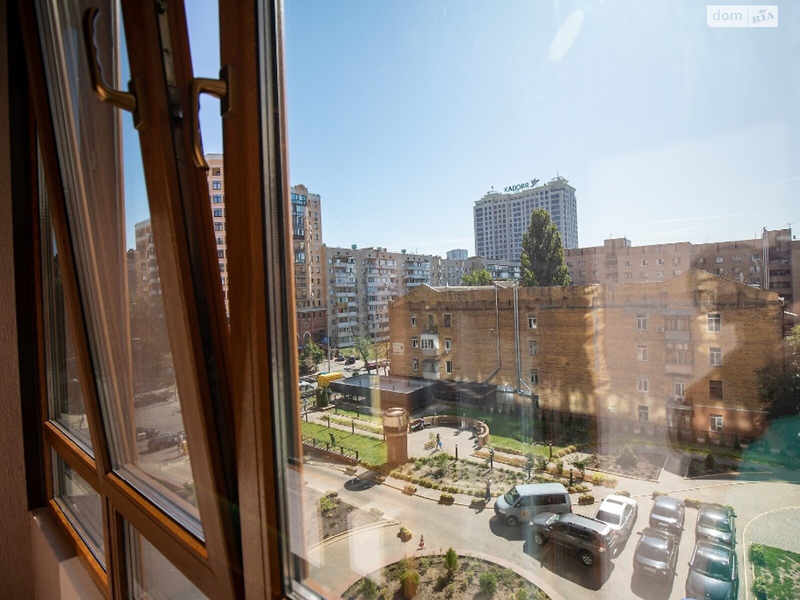 трехкомнатная квартира в Киеве, район Голосеевский, на ул. Жилянская 59 в аренду на короткий срок посуточно фото 1