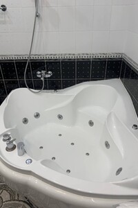 чотирикімнатна квартира в Києві, район Шевченківський, на вул. Саксаганського 121 в оренду на короткий термін подобово фото 2