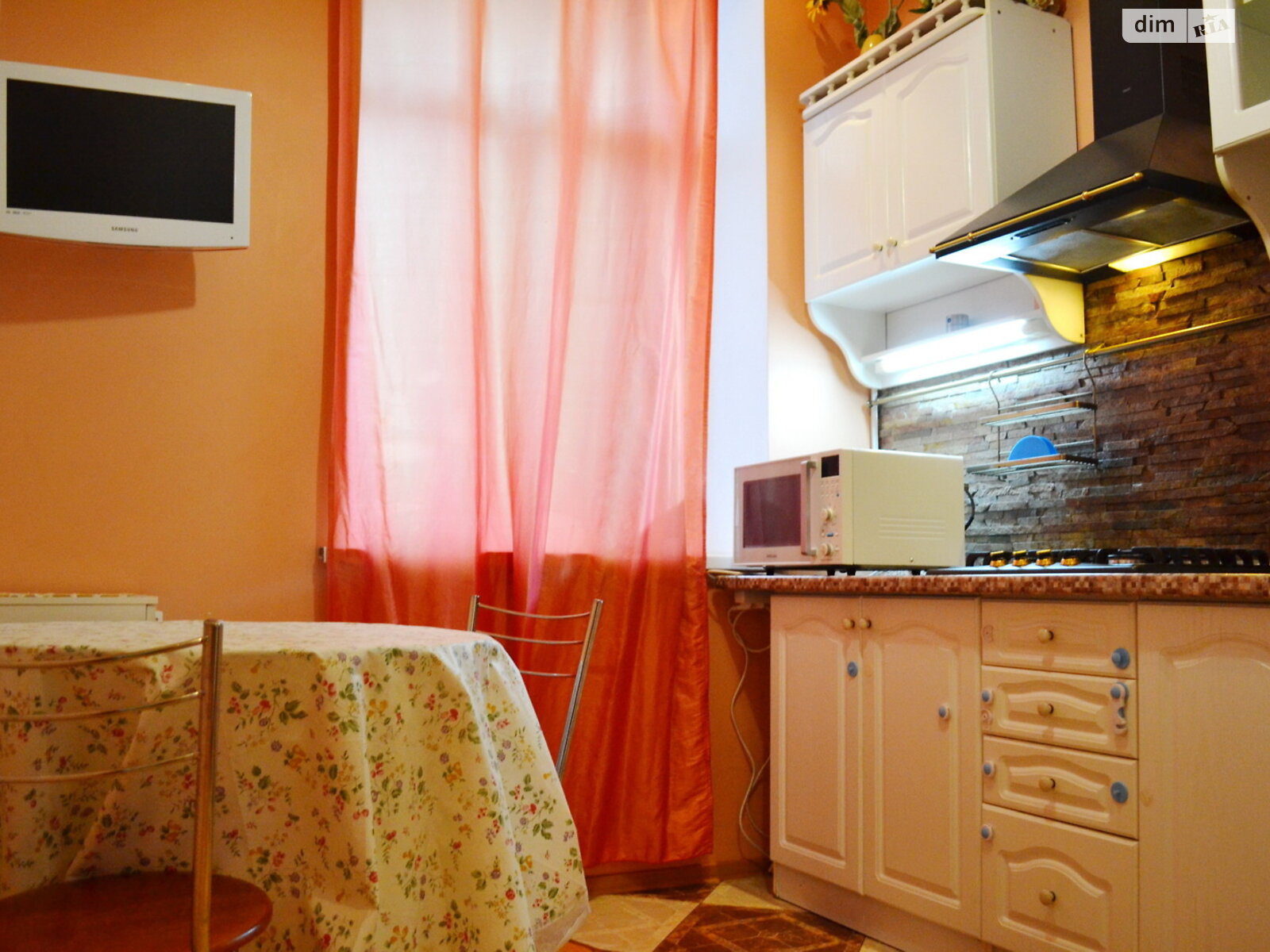 двухкомнатная квартира в Киеве, на ул. Малоподвальная 21/8 в аренду на короткий срок посуточно фото 1