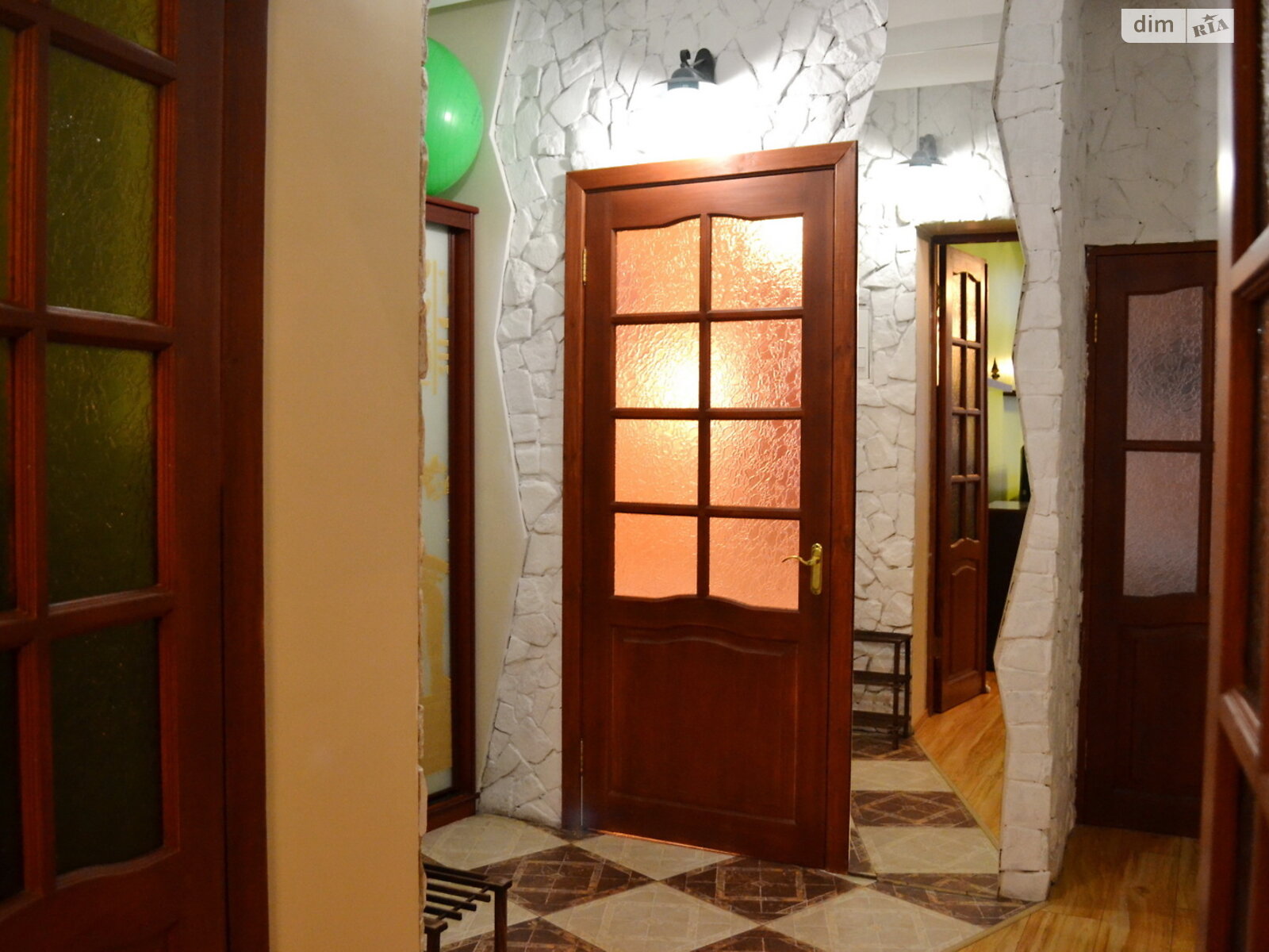 двухкомнатная квартира в Киеве, на ул. Малоподвальная 21/8 в аренду на короткий срок посуточно фото 1