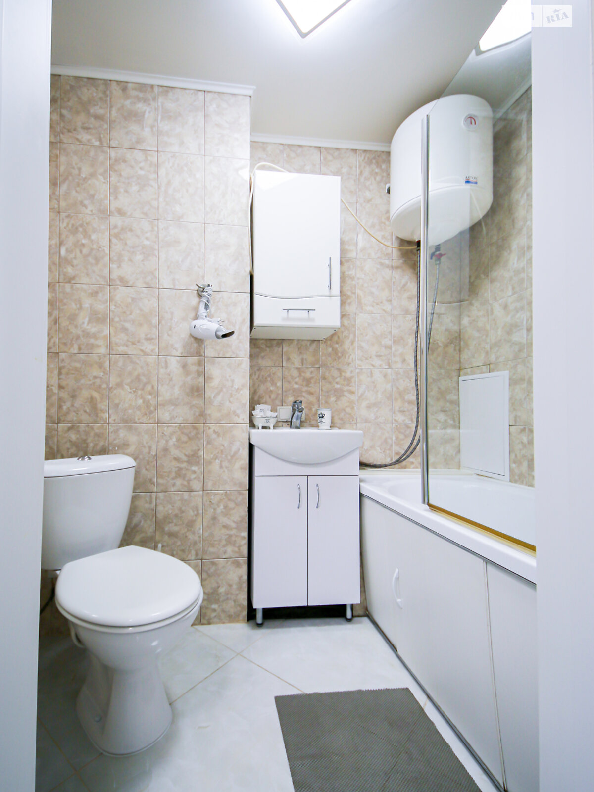 однокімнатна квартира в Києві, район Печерськ, на бул. Лесі Українки 19 в оренду на короткий термін подобово фото 1