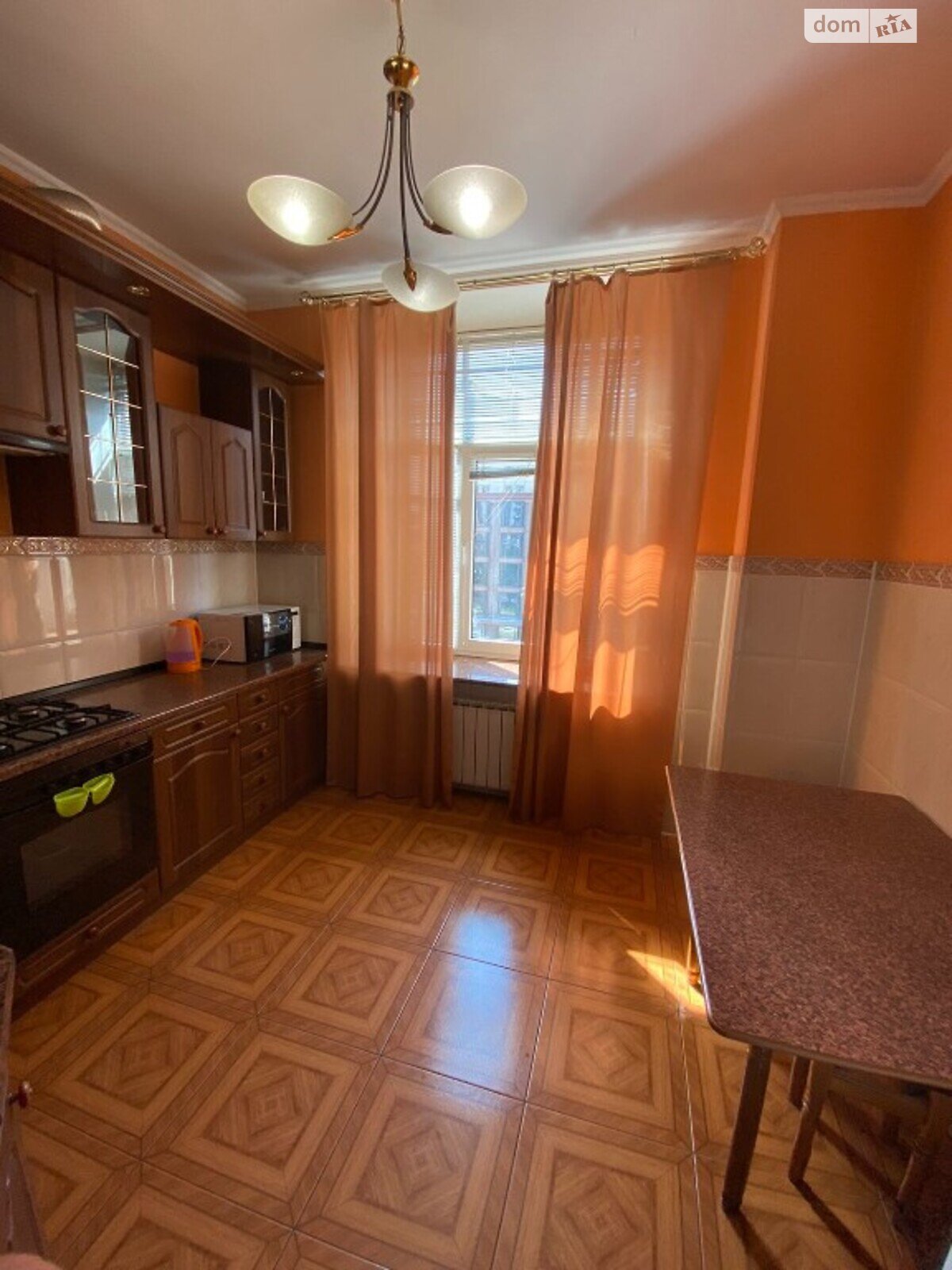 трехкомнатная квартира в Киеве, район Печерский, на ул. Крещатик 23 в аренду на короткий срок посуточно фото 1