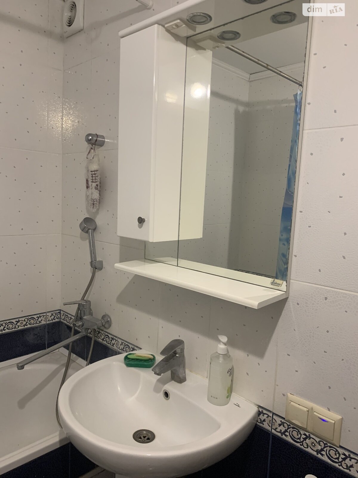 однокімнатна квартира в Києві, район Деснянський, на вул. Олександри Екстер 12 в оренду на короткий термін подобово фото 1