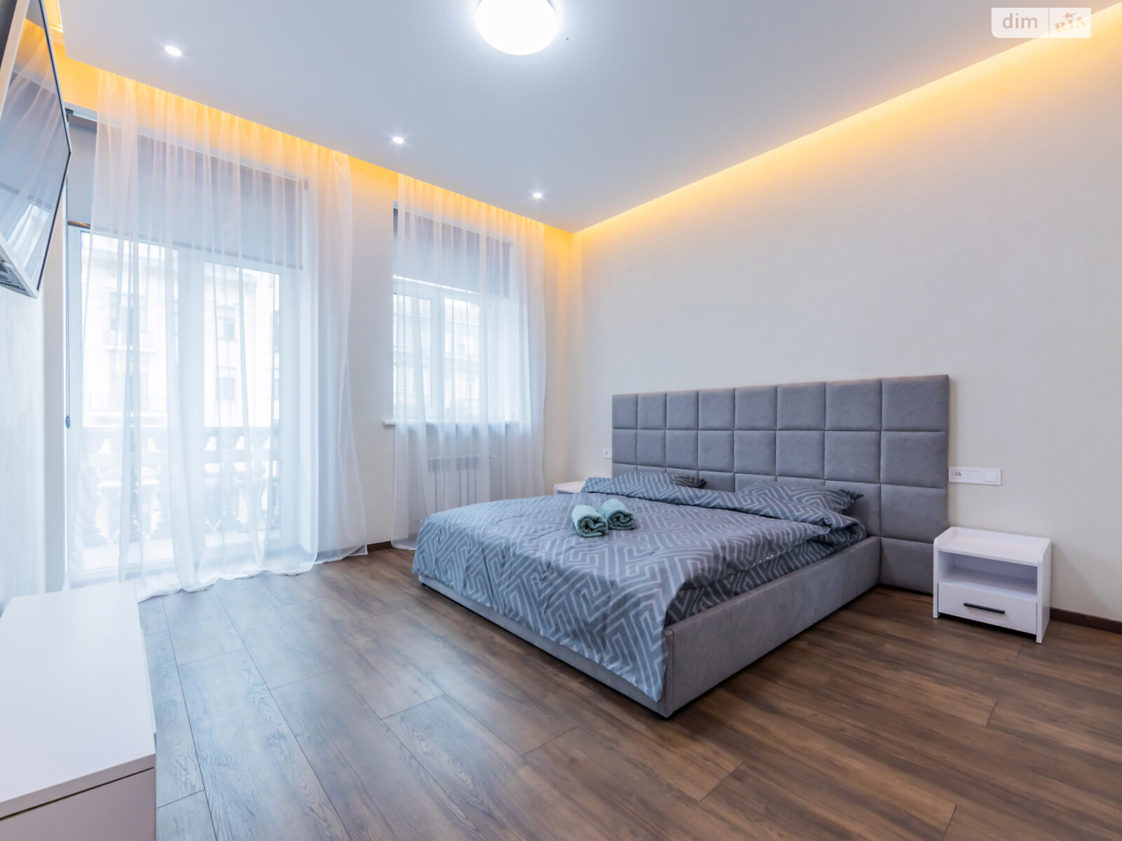 трикімнатна квартира в Києві, район Центр, на вул. Богдана Хмельницького 37/2 в оренду на короткий термін подобово фото 1