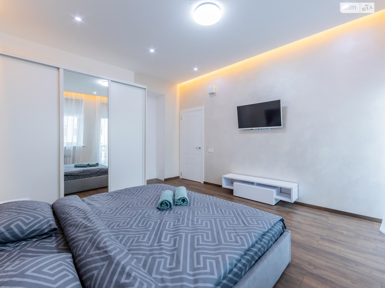 трикімнатна квартира в Києві, район Центр, на вул. Богдана Хмельницького 37/2 в оренду на короткий термін подобово фото 1