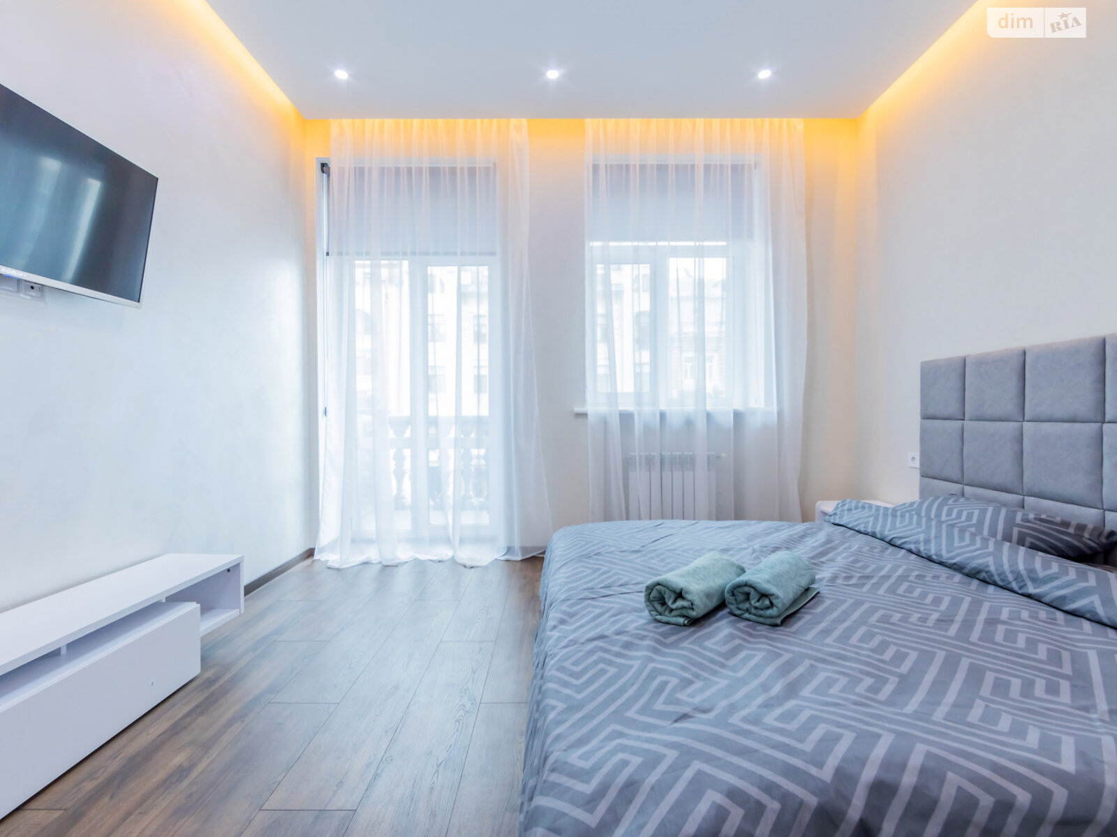 трикімнатна квартира в Києві, район Центр, на вул. Богдана Хмельницького 37/2 в оренду на короткий термін подобово фото 1