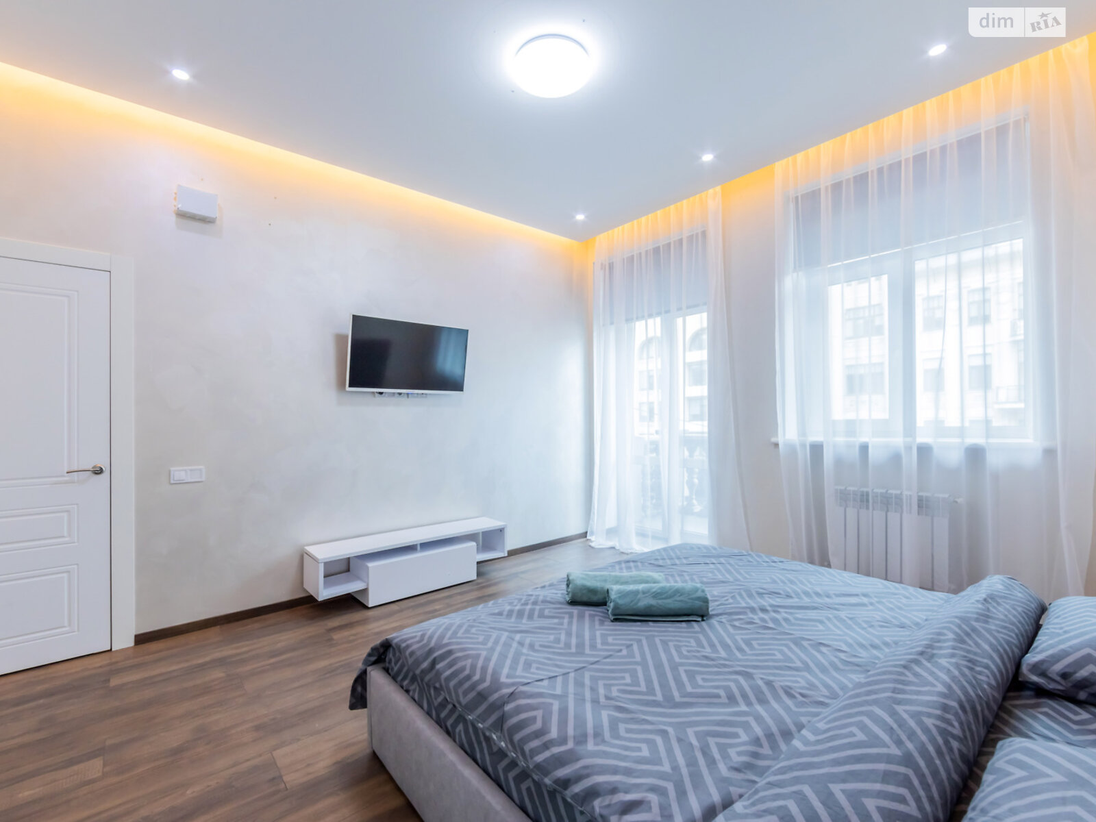 трикімнатна квартира в Києві, район Центр, на вул. Богдана Хмельницького 37/2 в оренду на короткий термін подобово фото 1