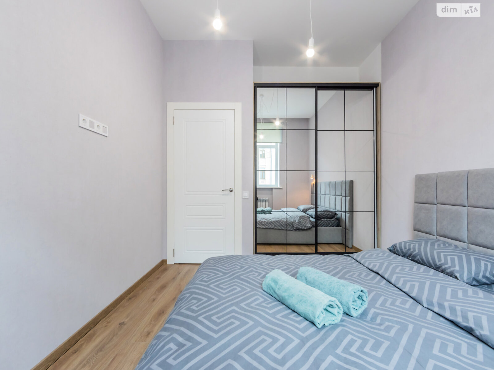 трикімнатна квартира в Києві, район Центр, на вул. Богдана Хмельницького 37/2 в оренду на короткий термін подобово фото 1