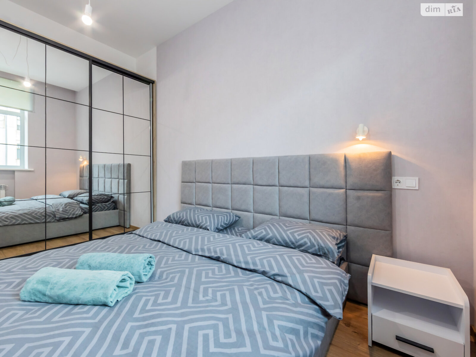 трикімнатна квартира в Києві, район Центр, на вул. Богдана Хмельницького 37/2 в оренду на короткий термін подобово фото 1