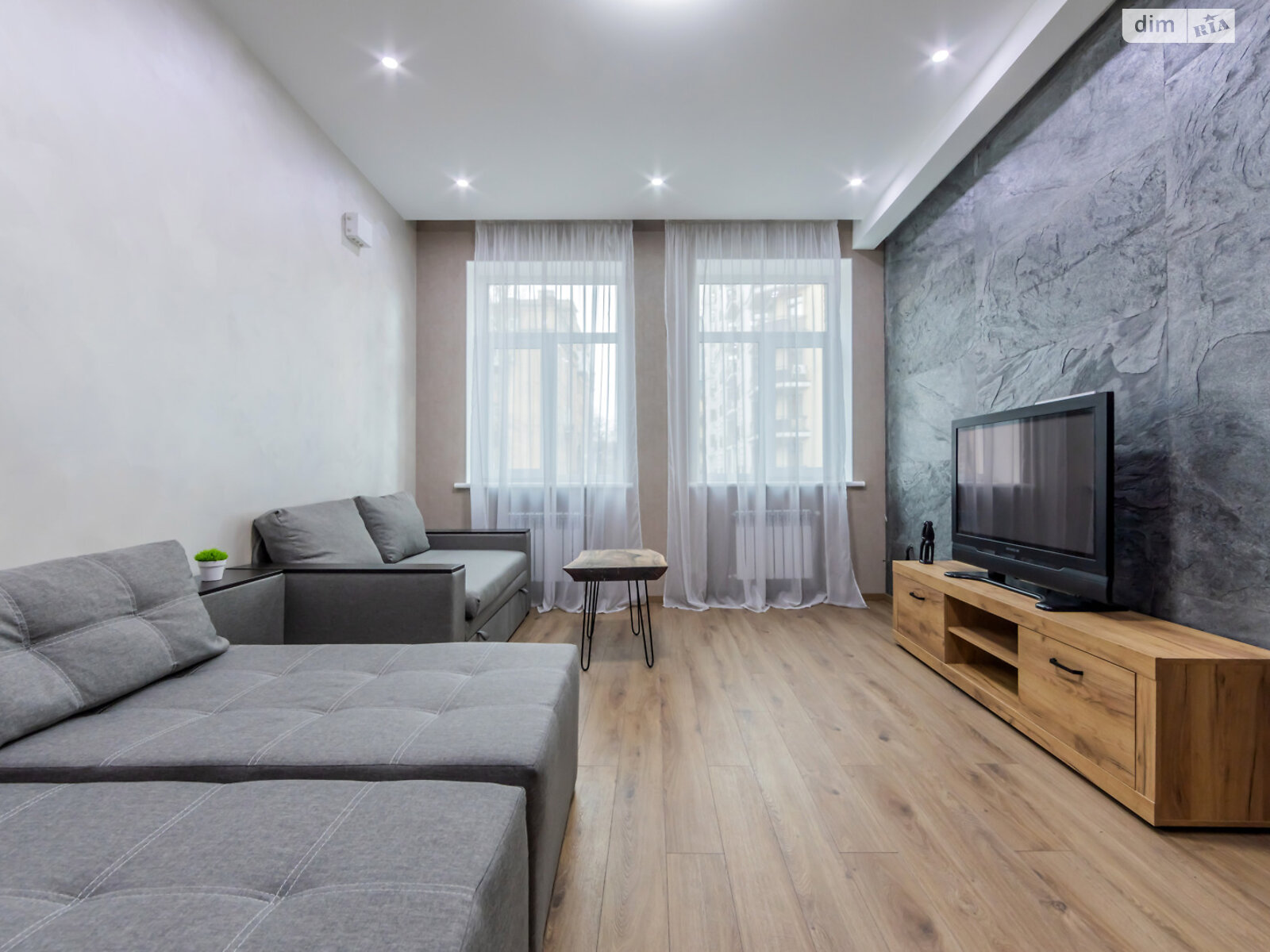 трикімнатна квартира в Києві, район Центр, на вул. Богдана Хмельницького 37/2 в оренду на короткий термін подобово фото 1