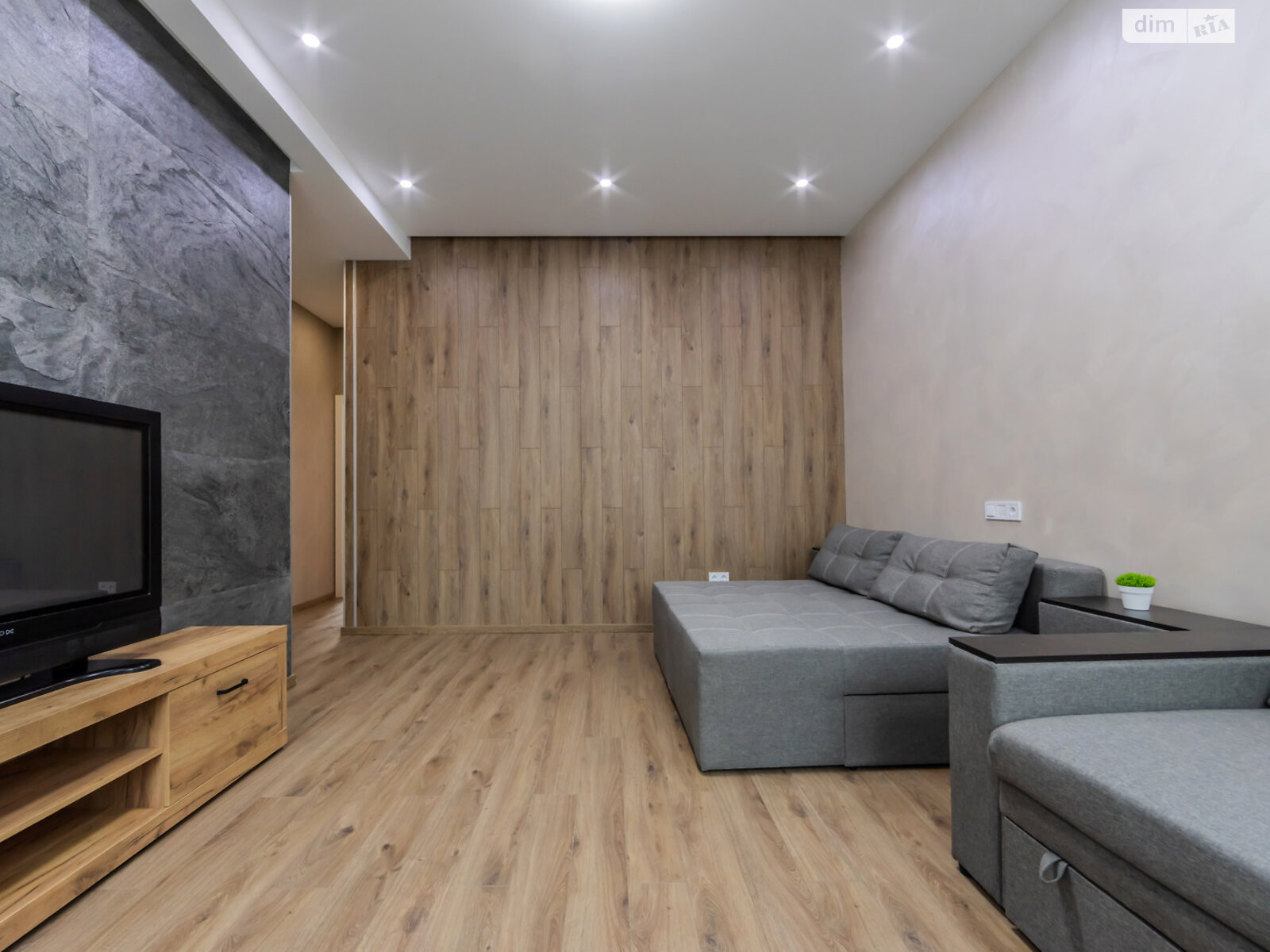 трикімнатна квартира в Києві, район Центр, на вул. Богдана Хмельницького 37/2 в оренду на короткий термін подобово фото 1