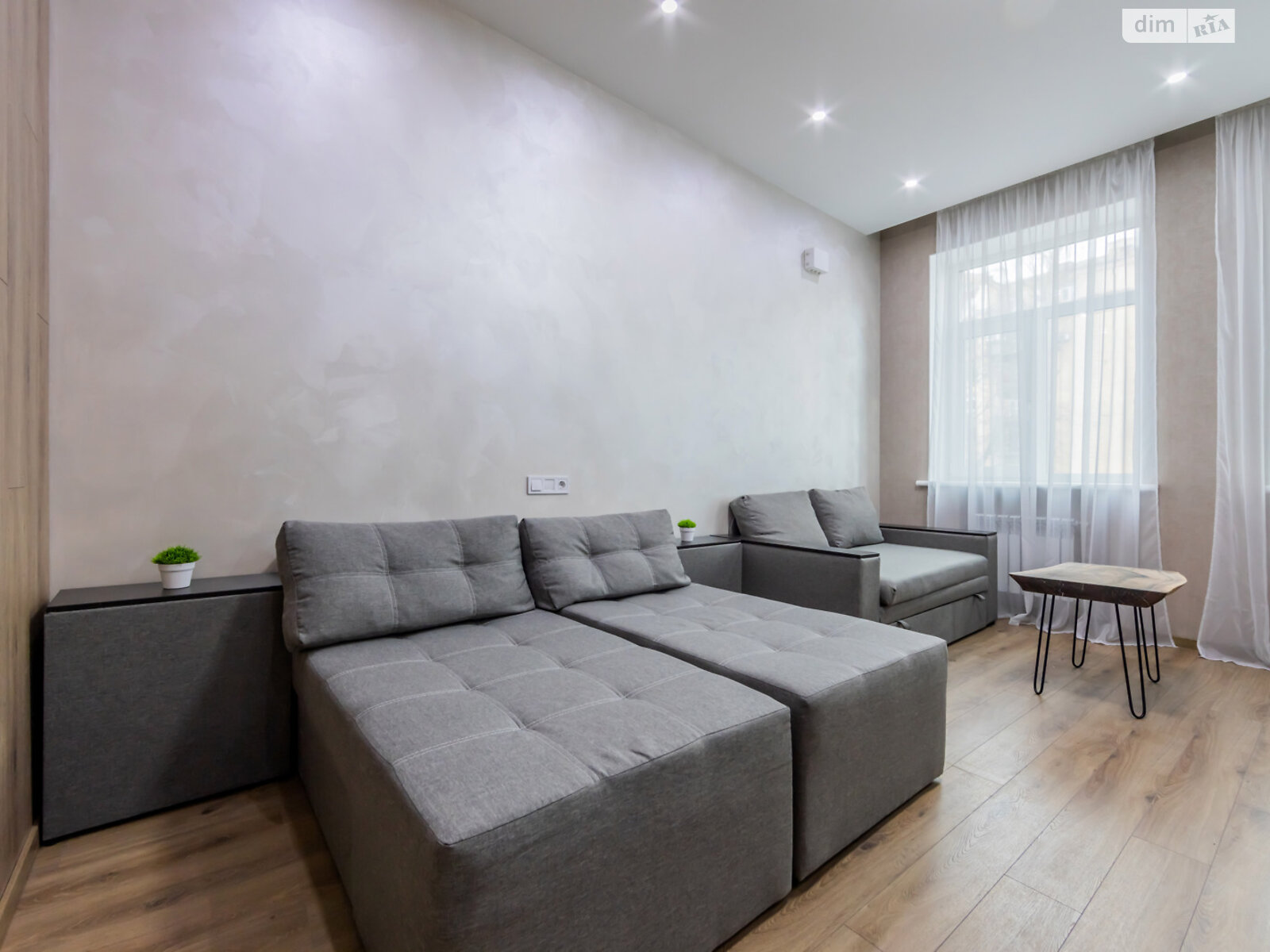 трикімнатна квартира в Києві, район Центр, на вул. Богдана Хмельницького 37/2 в оренду на короткий термін подобово фото 1