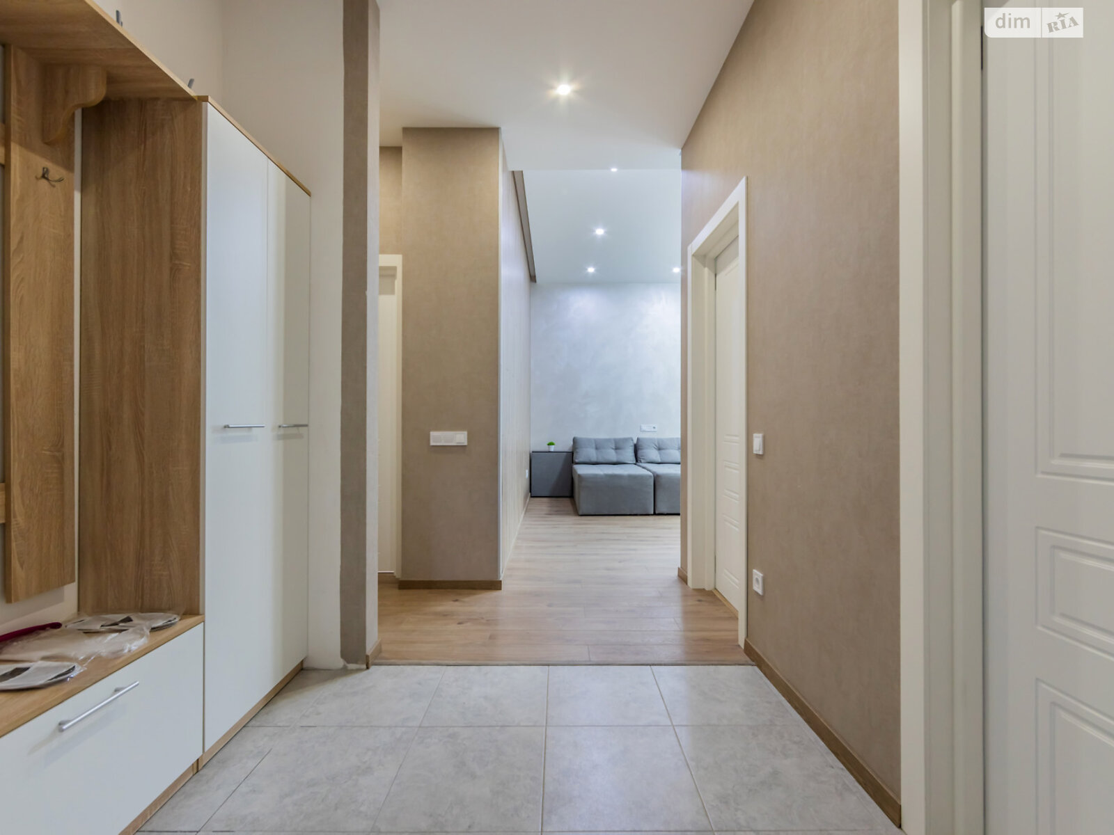 трикімнатна квартира в Києві, район Центр, на вул. Богдана Хмельницького 37/2 в оренду на короткий термін подобово фото 1