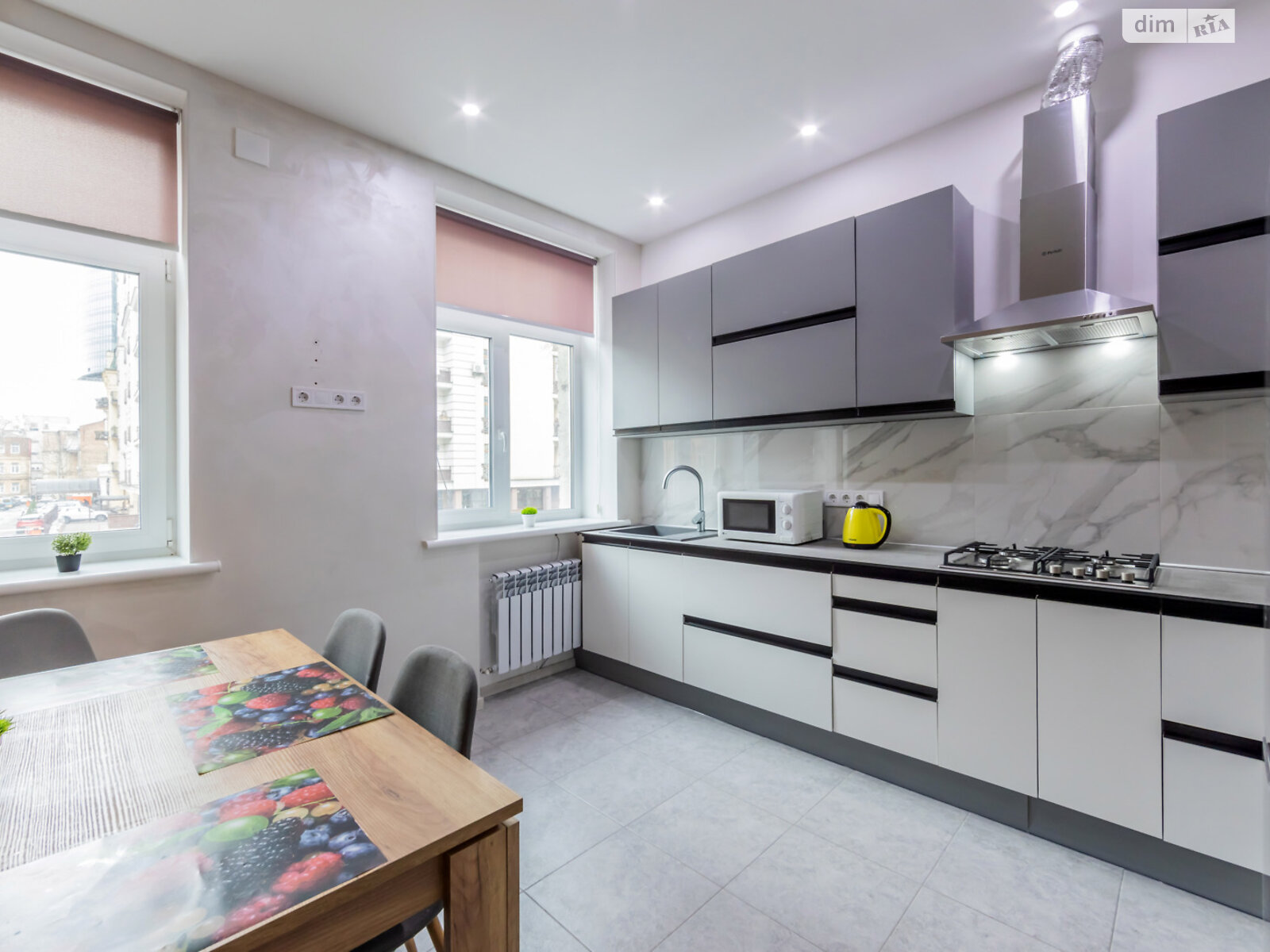 трикімнатна квартира в Києві, район Центр, на вул. Богдана Хмельницького 37/2 в оренду на короткий термін подобово фото 1