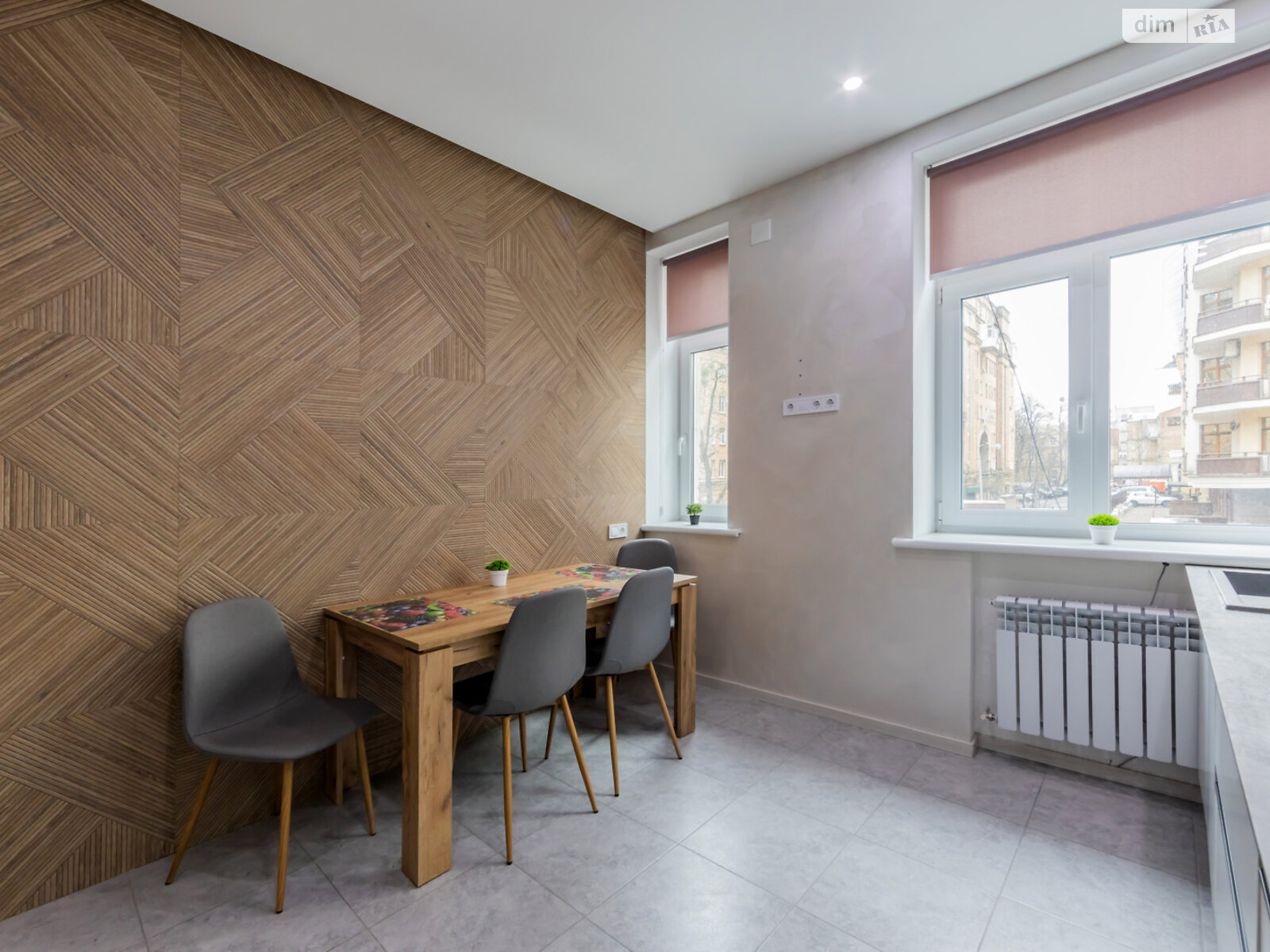 трикімнатна квартира в Києві, район Центр, на вул. Богдана Хмельницького 37/2 в оренду на короткий термін подобово фото 1