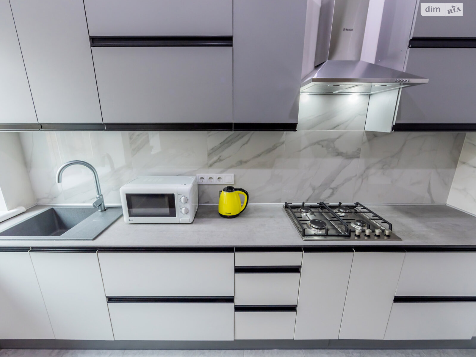 трикімнатна квартира в Києві, район Центр, на вул. Богдана Хмельницького 37/2 в оренду на короткий термін подобово фото 1