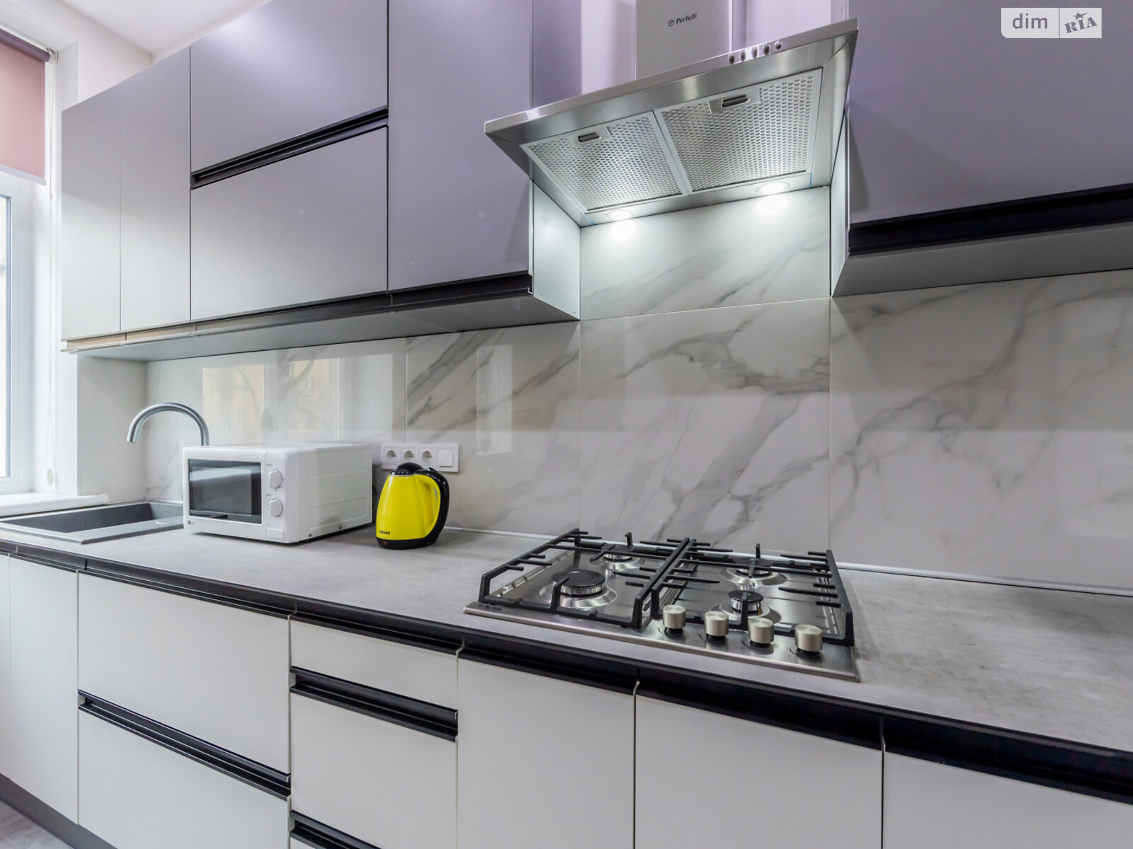 трикімнатна квартира в Києві, район Центр, на вул. Богдана Хмельницького 37/2 в оренду на короткий термін подобово фото 1