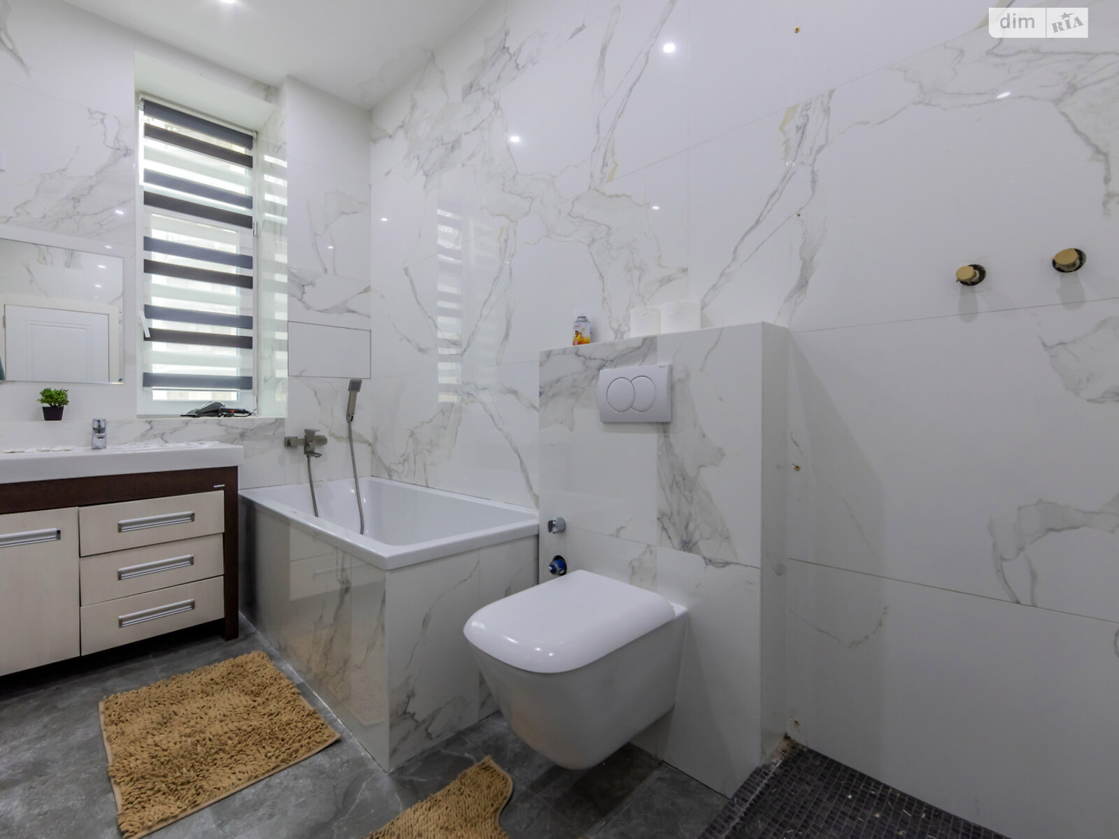 трикімнатна квартира в Києві, район Центр, на вул. Богдана Хмельницького 37/2 в оренду на короткий термін подобово фото 1