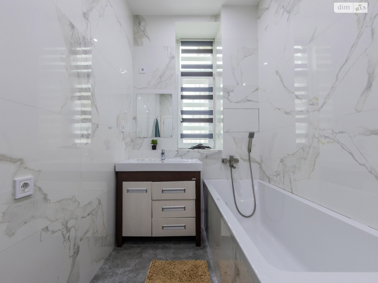 трикімнатна квартира в Києві, район Центр, на вул. Богдана Хмельницького 37/2 в оренду на короткий термін подобово фото 1