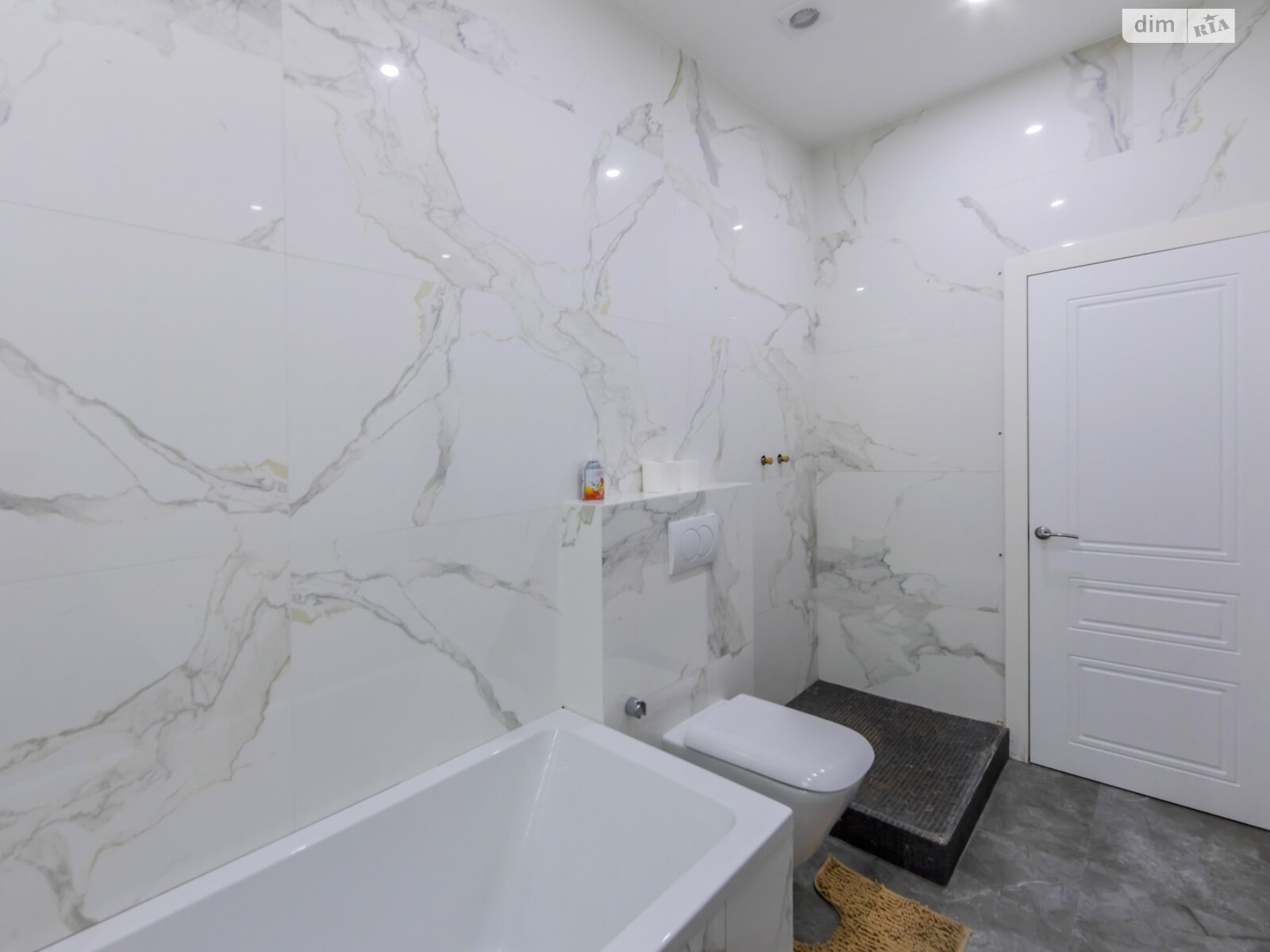 трикімнатна квартира в Києві, район Центр, на вул. Богдана Хмельницького 37/2 в оренду на короткий термін подобово фото 1