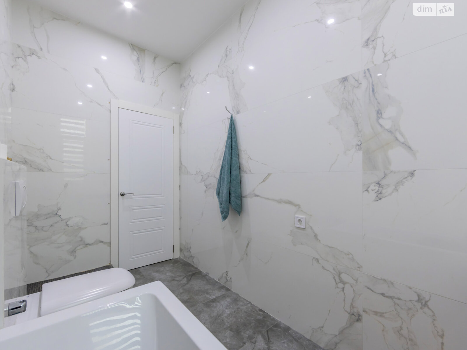 трикімнатна квартира в Києві, район Центр, на вул. Богдана Хмельницького 37/2 в оренду на короткий термін подобово фото 1