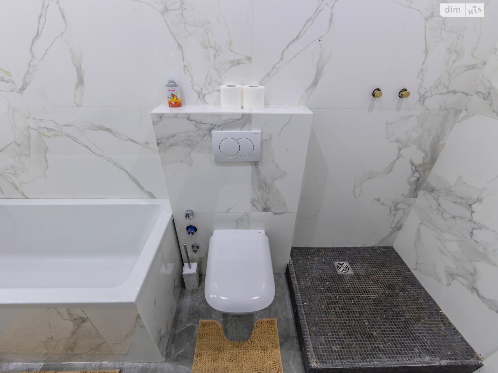 трикімнатна квартира в Києві, район Центр, на вул. Богдана Хмельницького 37/2 в оренду на короткий термін подобово фото 1