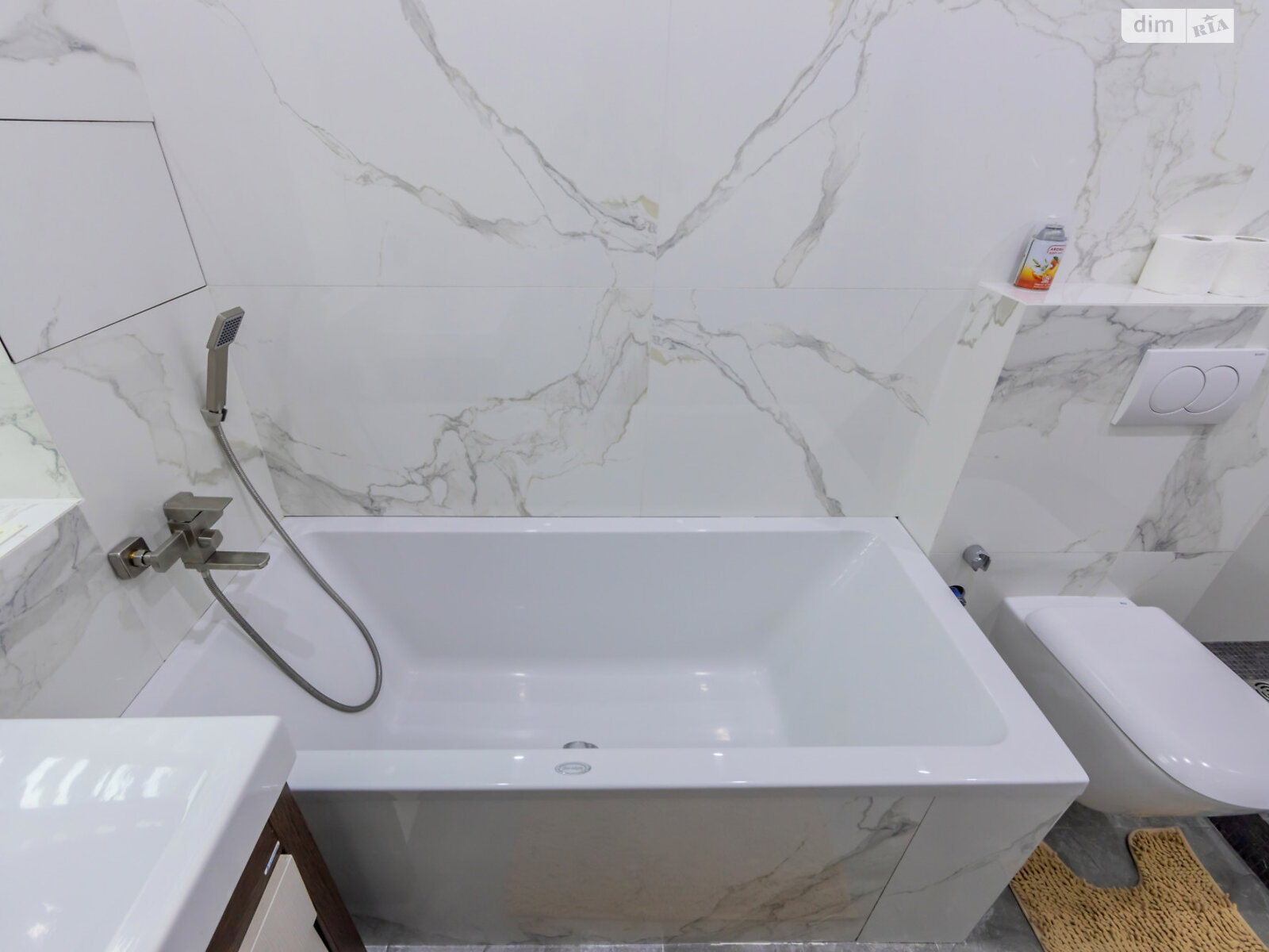 трикімнатна квартира в Києві, район Центр, на вул. Богдана Хмельницького 37/2 в оренду на короткий термін подобово фото 1