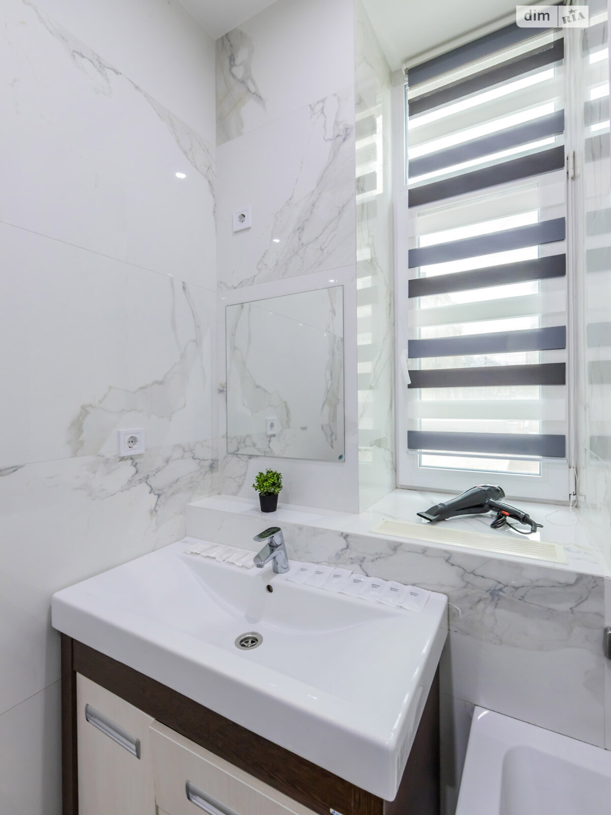 трикімнатна квартира в Києві, район Центр, на вул. Богдана Хмельницького 37/2 в оренду на короткий термін подобово фото 1