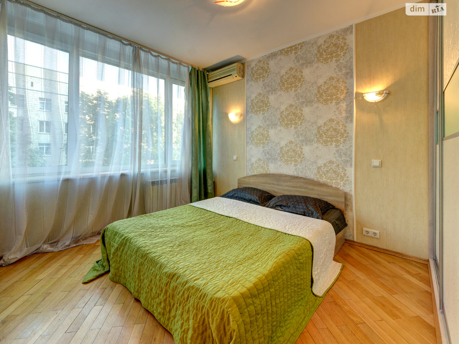 трикімнатна квартира в Києві, район Центр, на вул. Богдана Хмельницького 39 в оренду на короткий термін подобово фото 1