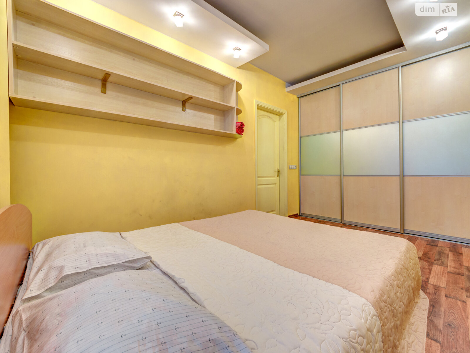 трикімнатна квартира в Києві, район Центр, на вул. Богдана Хмельницького 39 в оренду на короткий термін подобово фото 1