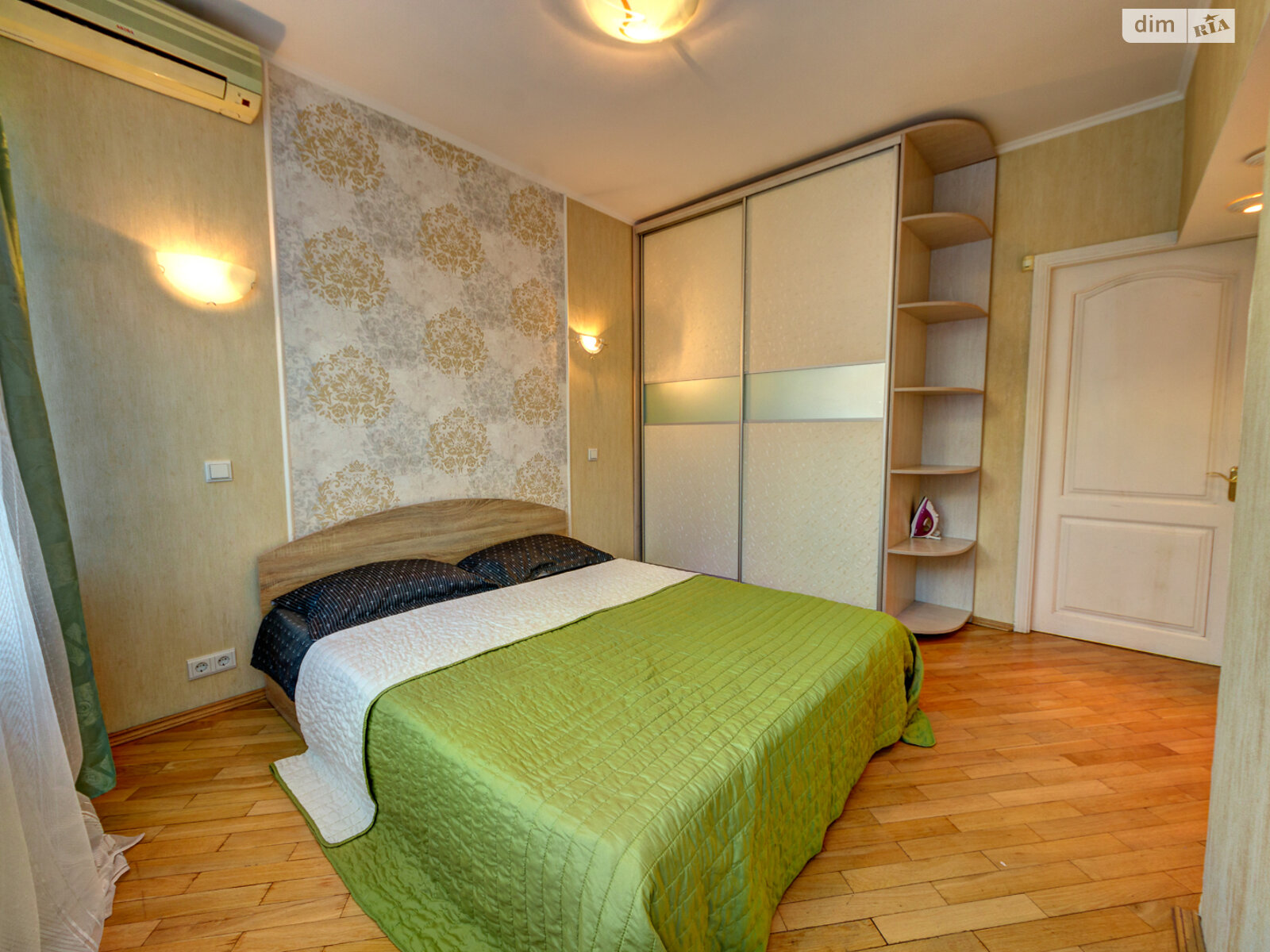 трикімнатна квартира в Києві, район Центр, на вул. Богдана Хмельницького 39 в оренду на короткий термін подобово фото 1