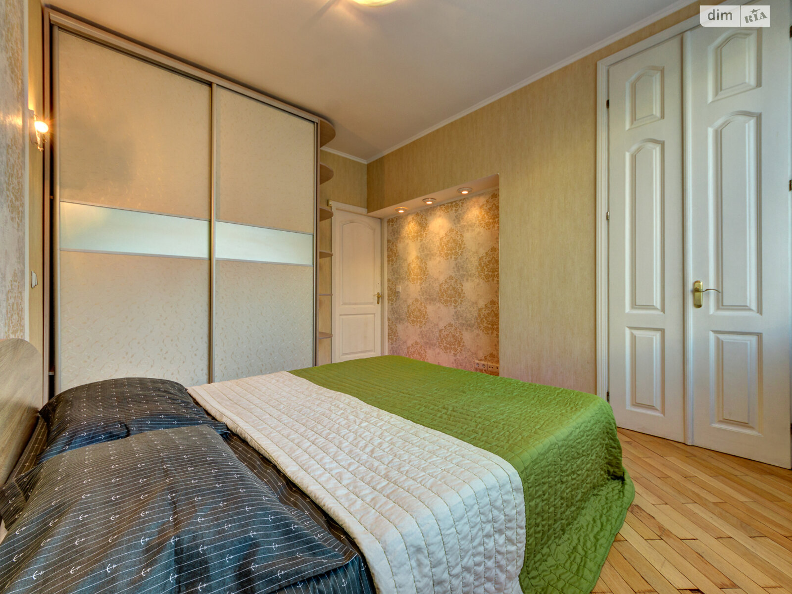 трикімнатна квартира в Києві, район Центр, на вул. Богдана Хмельницького 39 в оренду на короткий термін подобово фото 1