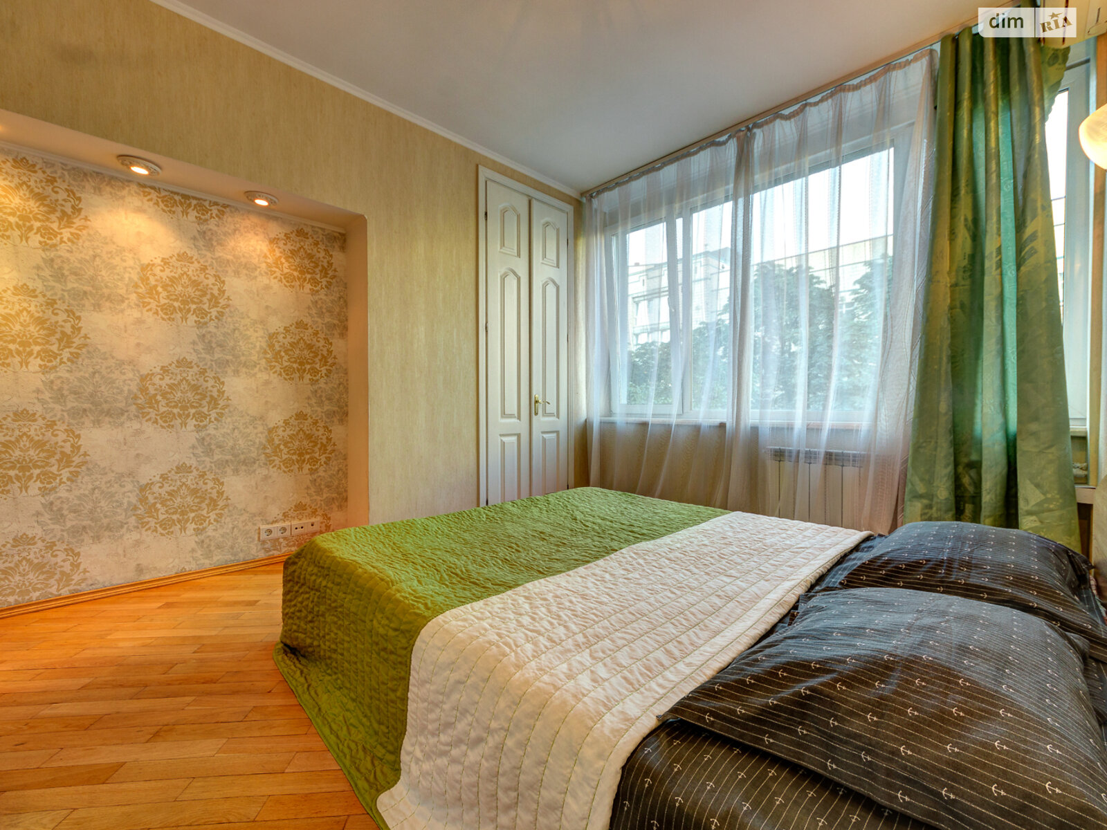 трикімнатна квартира в Києві, район Центр, на вул. Богдана Хмельницького 39 в оренду на короткий термін подобово фото 1