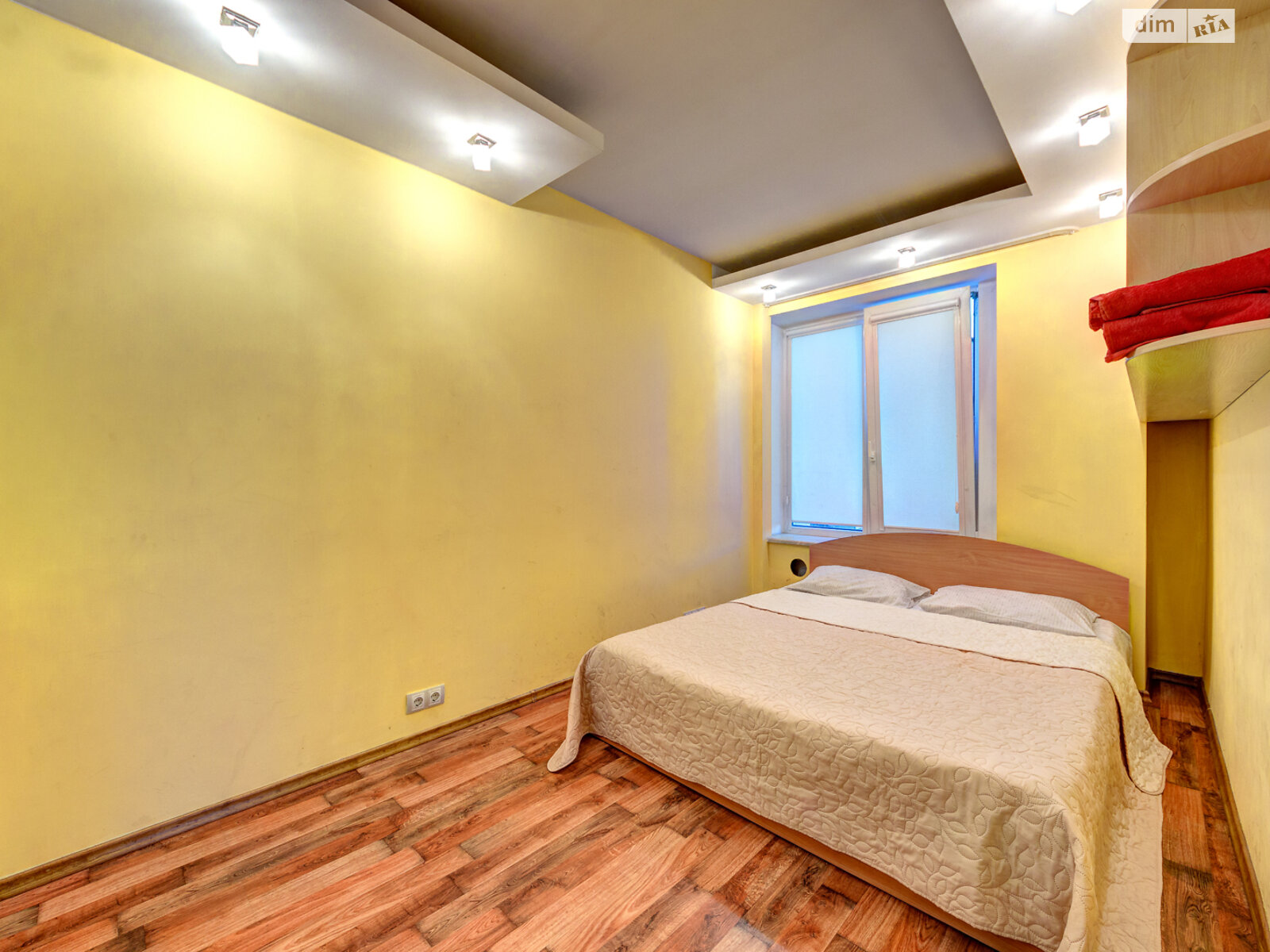 трикімнатна квартира в Києві, район Центр, на вул. Богдана Хмельницького 39 в оренду на короткий термін подобово фото 1