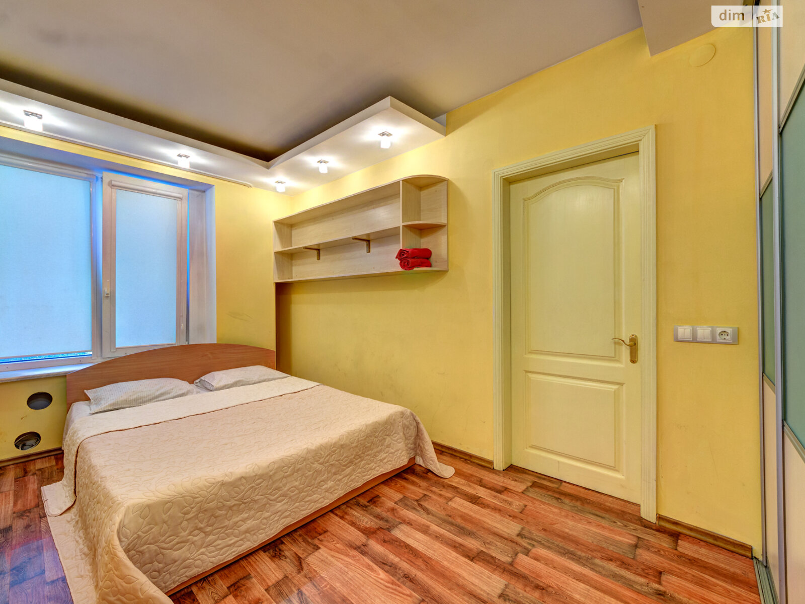 трикімнатна квартира в Києві, район Центр, на вул. Богдана Хмельницького 39 в оренду на короткий термін подобово фото 1