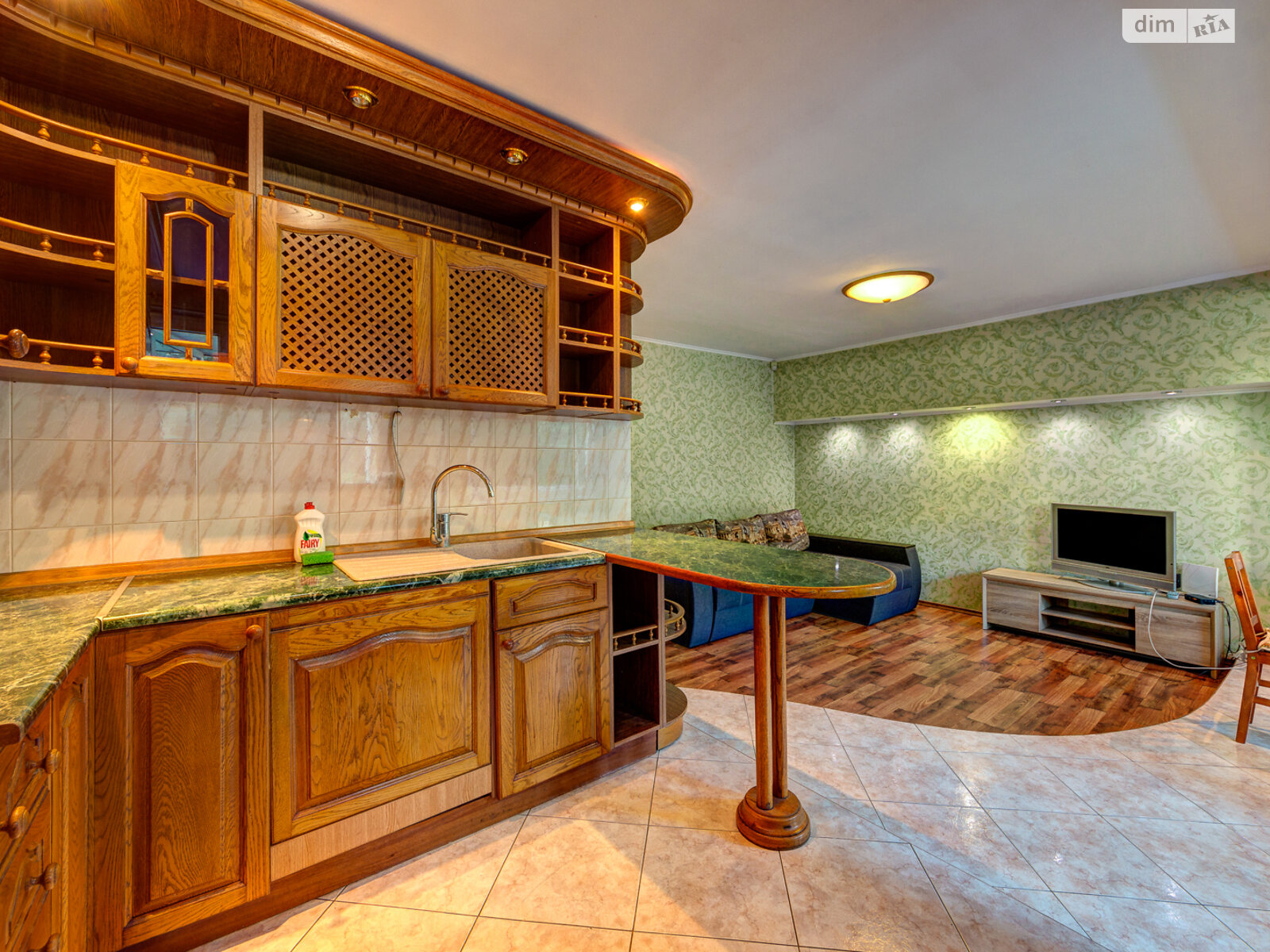 трикімнатна квартира в Києві, район Центр, на вул. Богдана Хмельницького 39 в оренду на короткий термін подобово фото 1