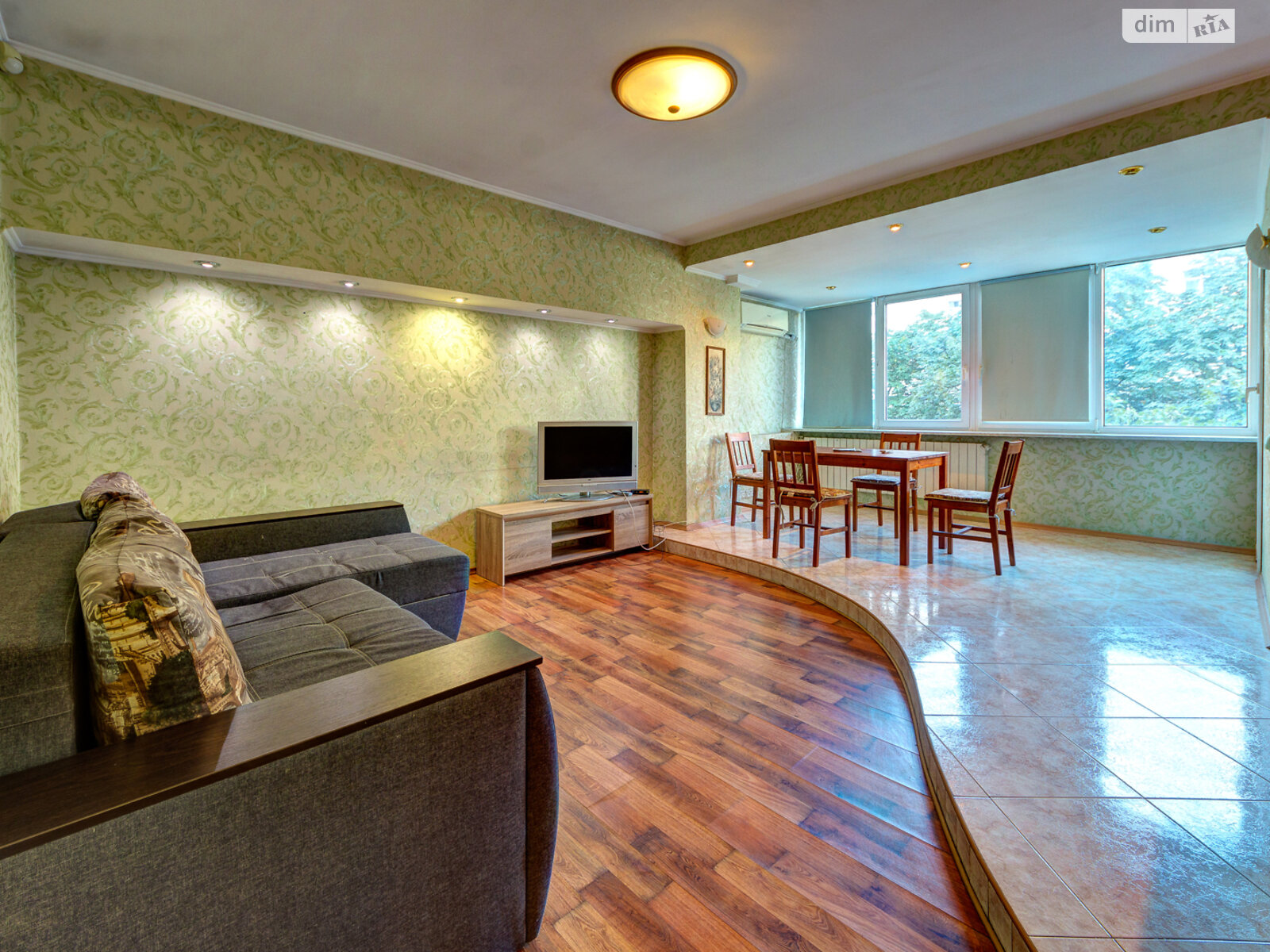 трикімнатна квартира в Києві, район Центр, на вул. Богдана Хмельницького 39 в оренду на короткий термін подобово фото 1