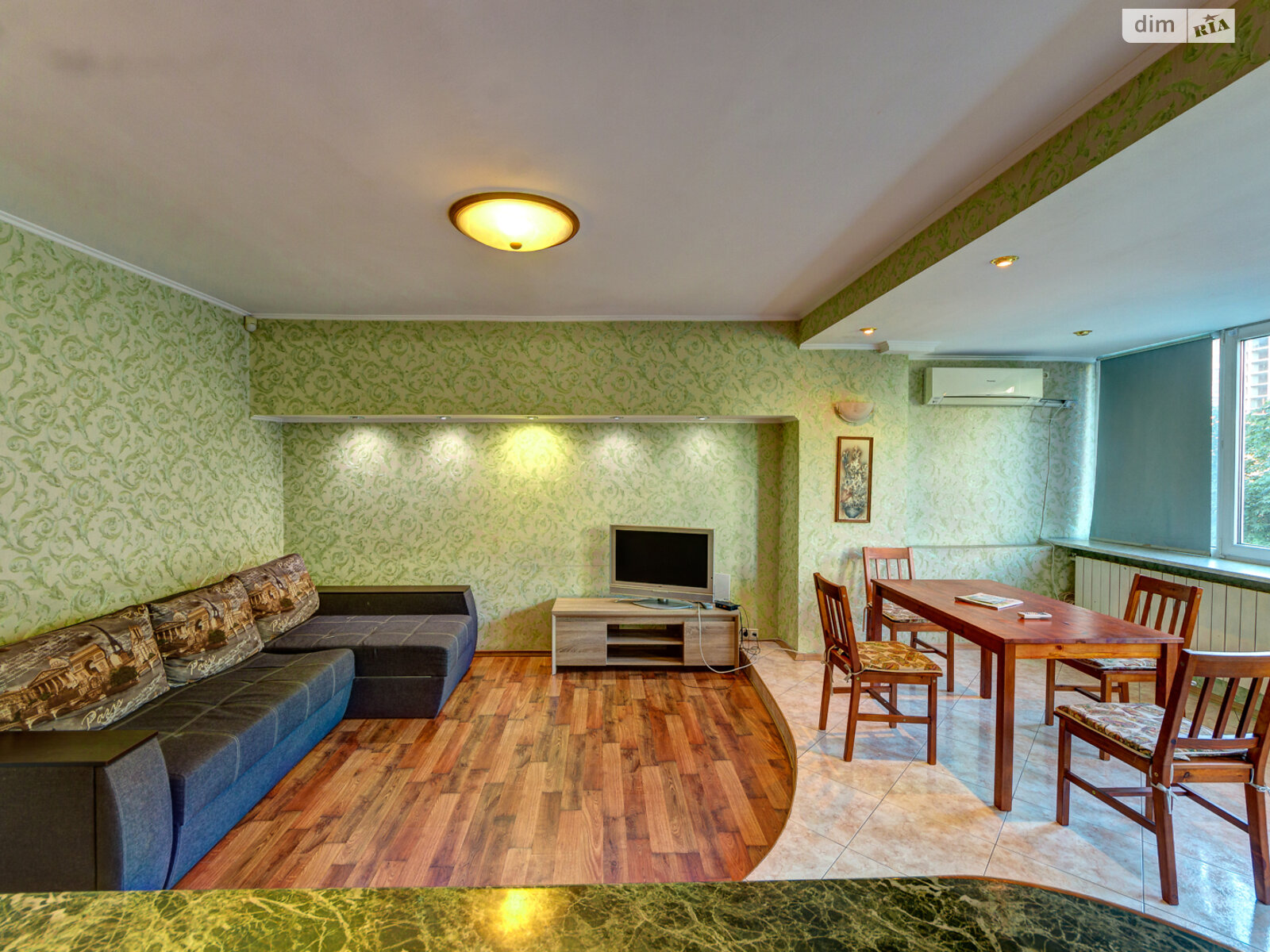 трикімнатна квартира в Києві, район Центр, на вул. Богдана Хмельницького 39 в оренду на короткий термін подобово фото 1