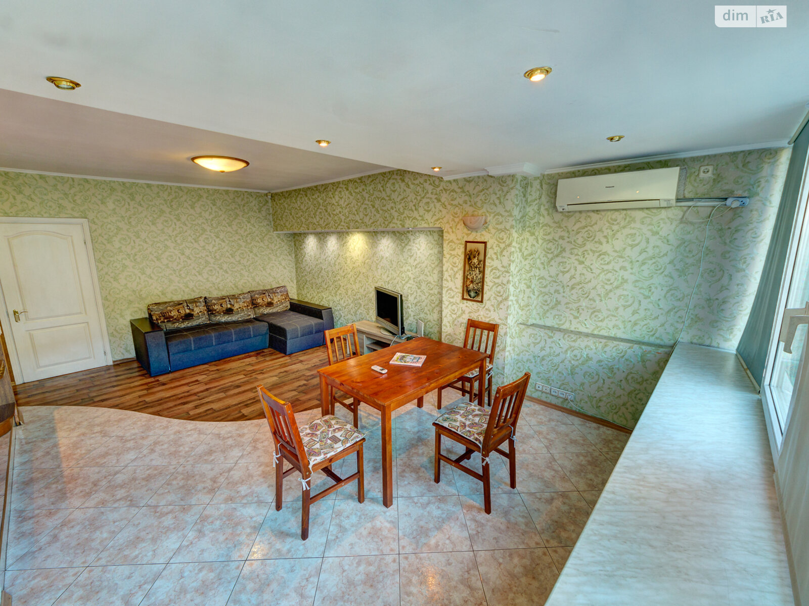 трикімнатна квартира в Києві, район Центр, на вул. Богдана Хмельницького 39 в оренду на короткий термін подобово фото 1