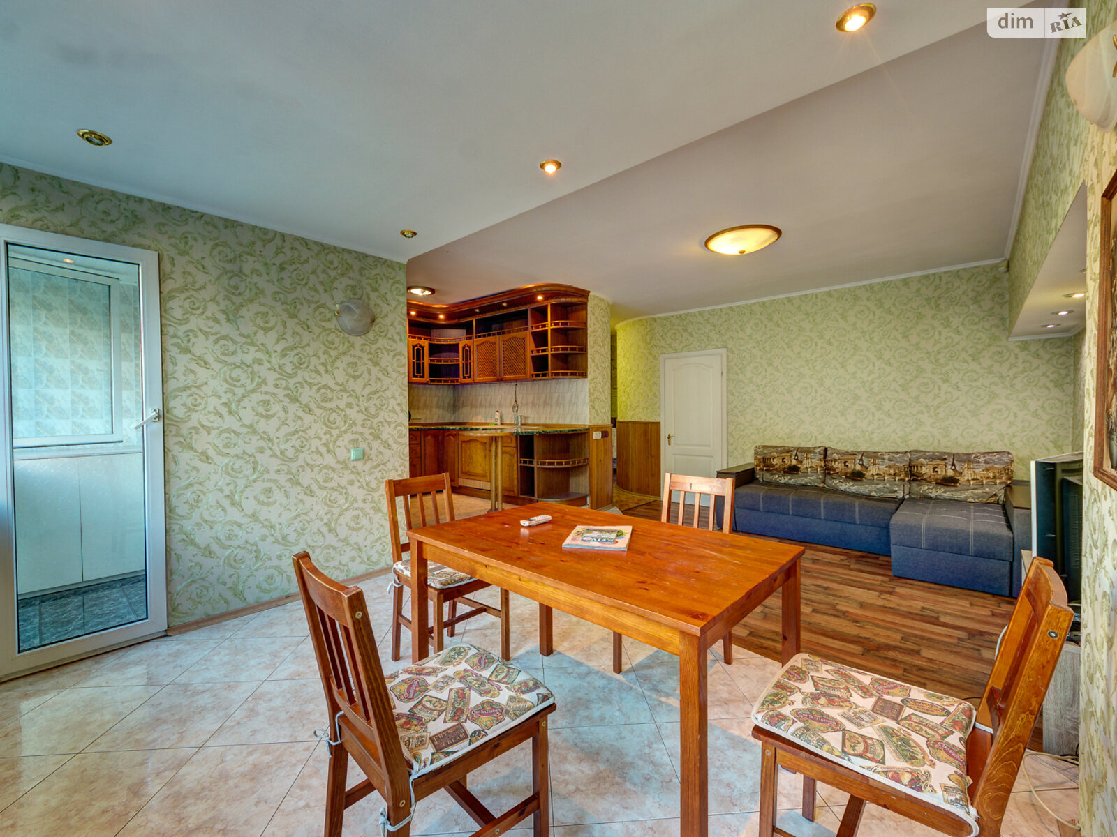 трикімнатна квартира в Києві, район Центр, на вул. Богдана Хмельницького 39 в оренду на короткий термін подобово фото 1