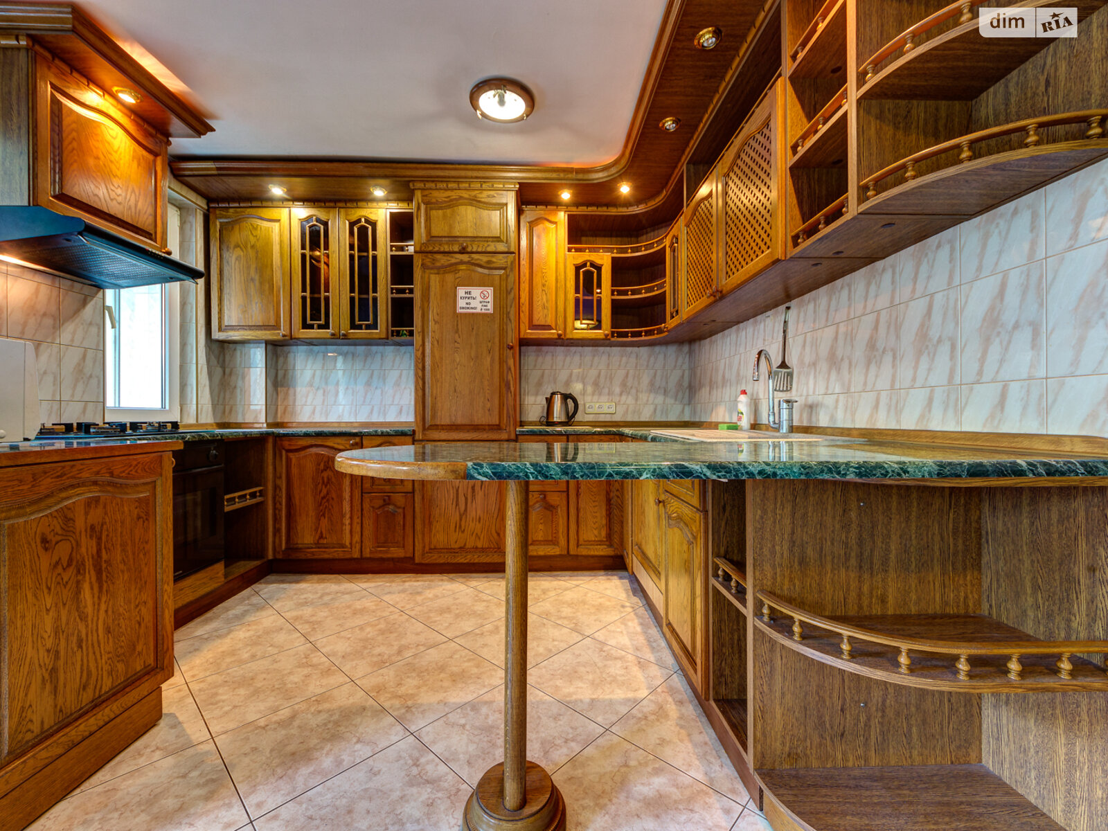 трикімнатна квартира в Києві, район Центр, на вул. Богдана Хмельницького 39 в оренду на короткий термін подобово фото 1