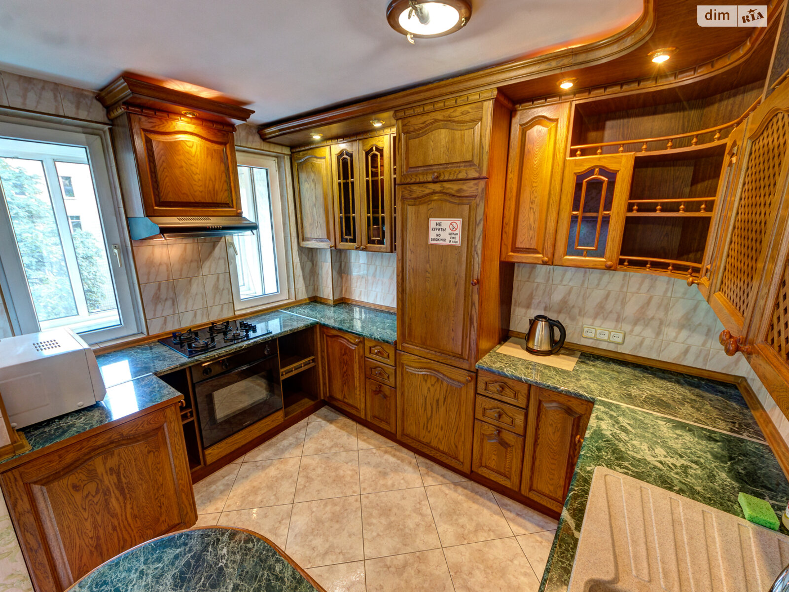 трикімнатна квартира в Києві, район Центр, на вул. Богдана Хмельницького 39 в оренду на короткий термін подобово фото 1