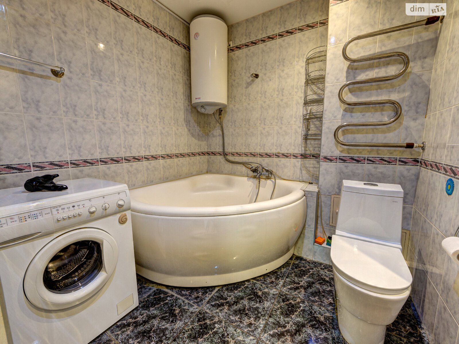 трикімнатна квартира в Києві, район Центр, на вул. Богдана Хмельницького 39 в оренду на короткий термін подобово фото 1