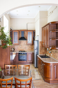 трикімнатна квартира в Києві, район Центр, на вул. Євгена Чикаленка 12А в оренду на короткий термін подобово фото 2